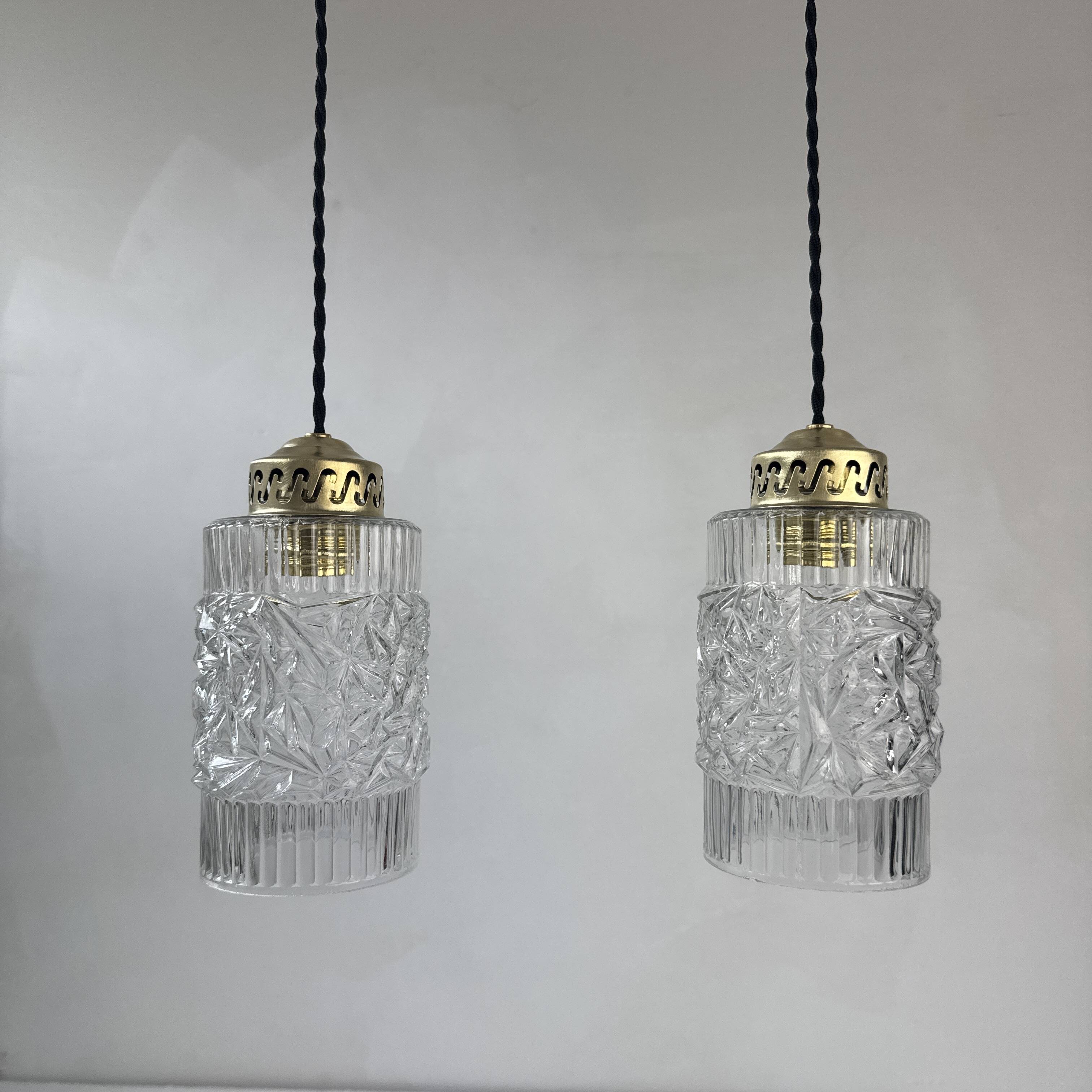Paire d’anciennes suspensions en verre vintage