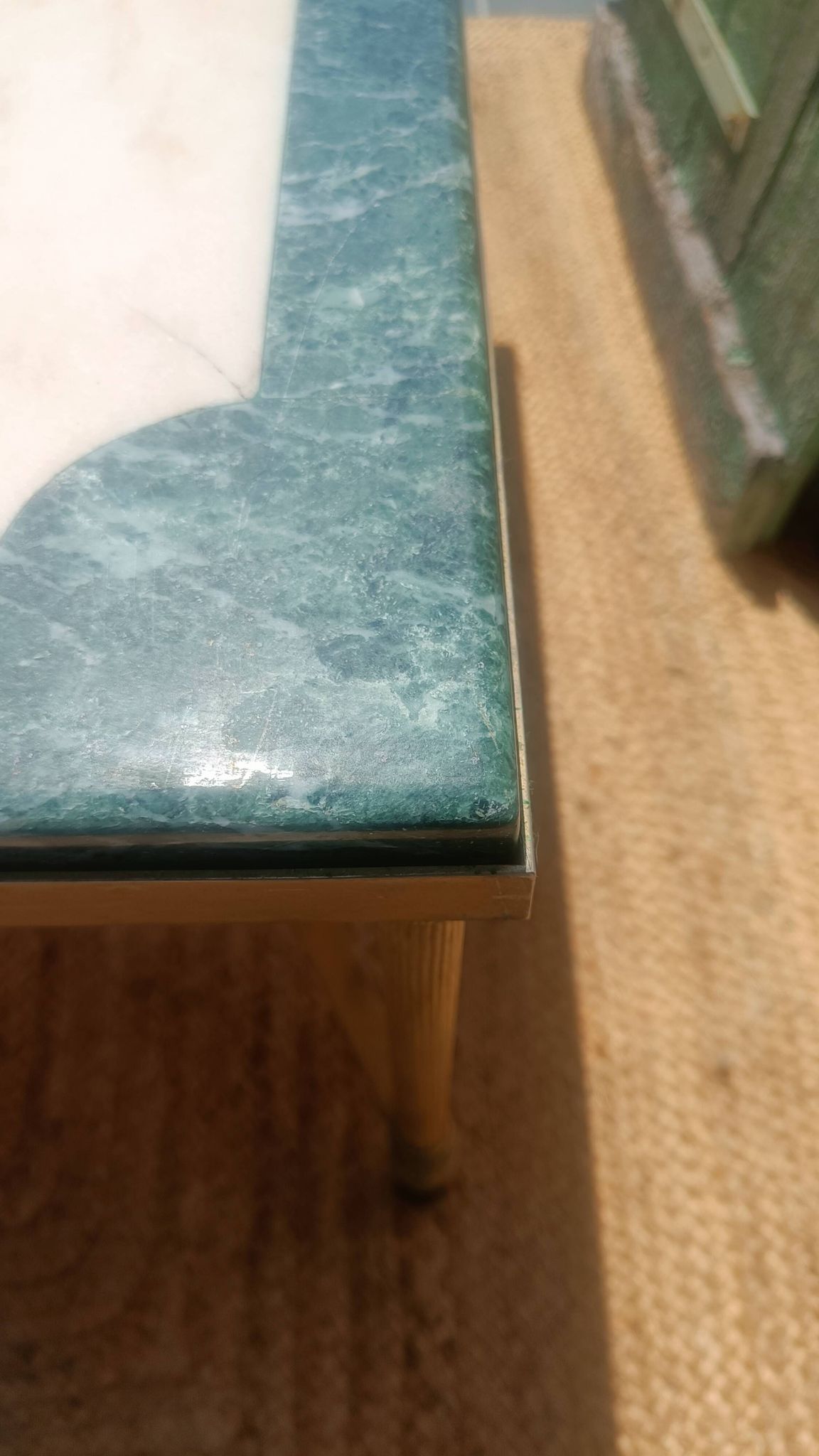 Table basse en marbre et laiton, style Maison Jansen, années 1970