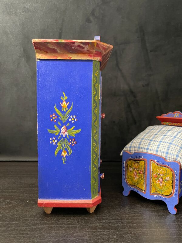 Ensemble garde-robe et lit miniatures tyroliens