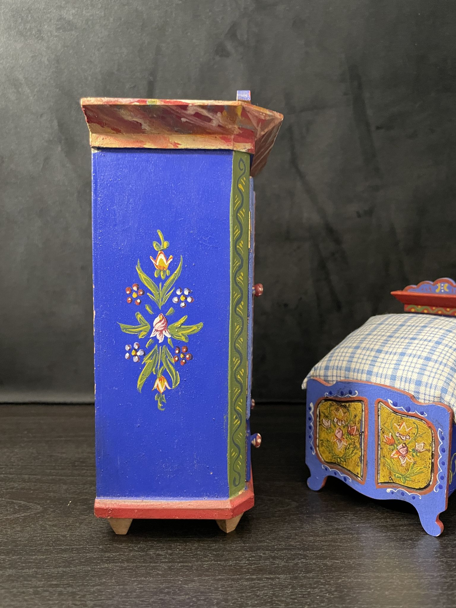 Ensemble garde-robe et lit miniatures tyroliens