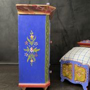 Ensemble garde-robe et lit miniatures tyroliens