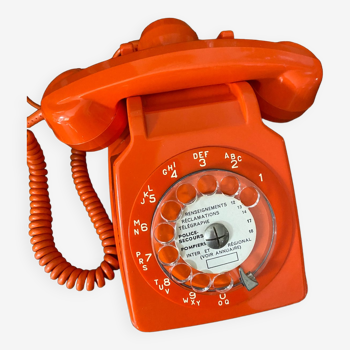 Téléphone à cadran orange vintage