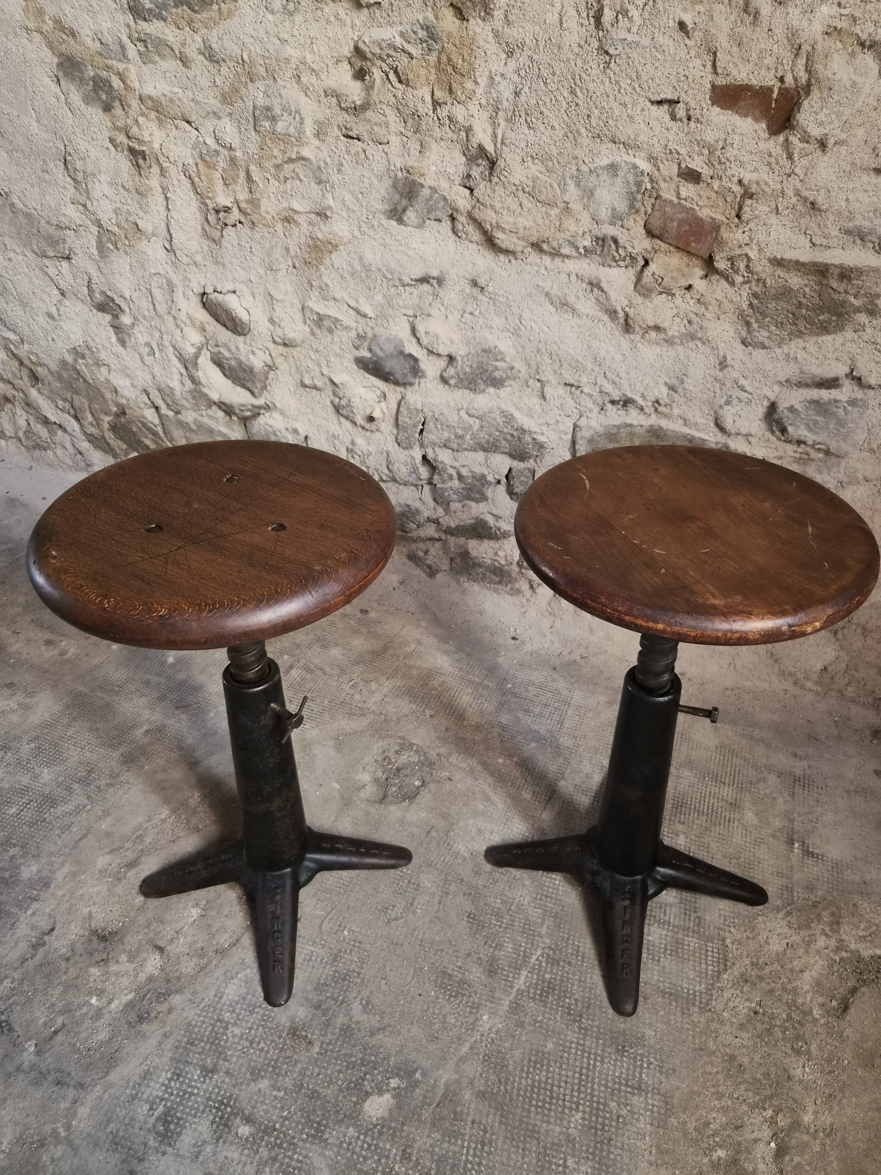 Ensemble de 6 tabourets industriels réglables Singer anciens, France, vers 1900–1930
