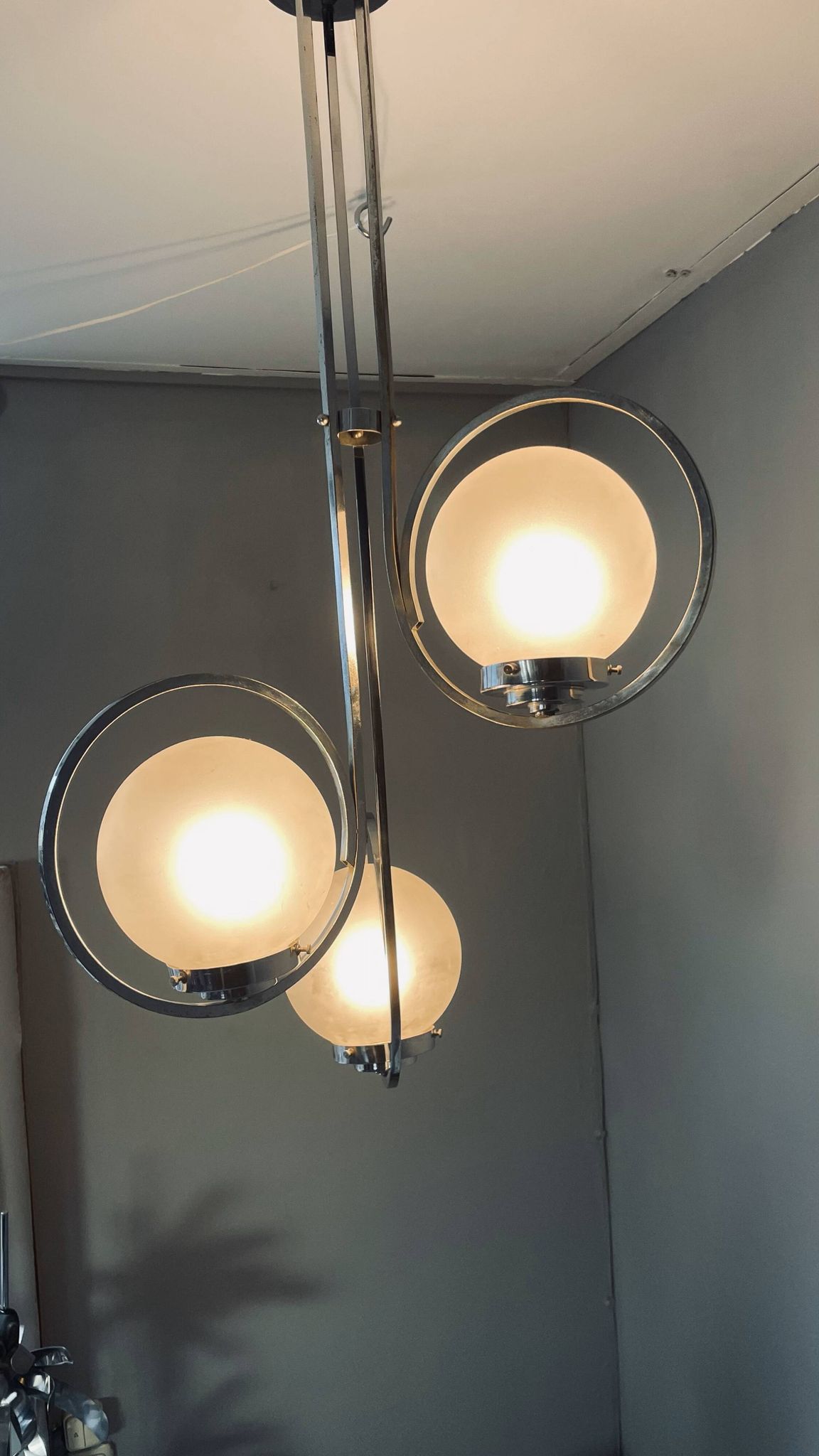 Lampe art déco en argent avec trois abat-jours en forme de sphère