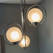 Lampe art déco en argent avec trois abat-jours en forme de sphère