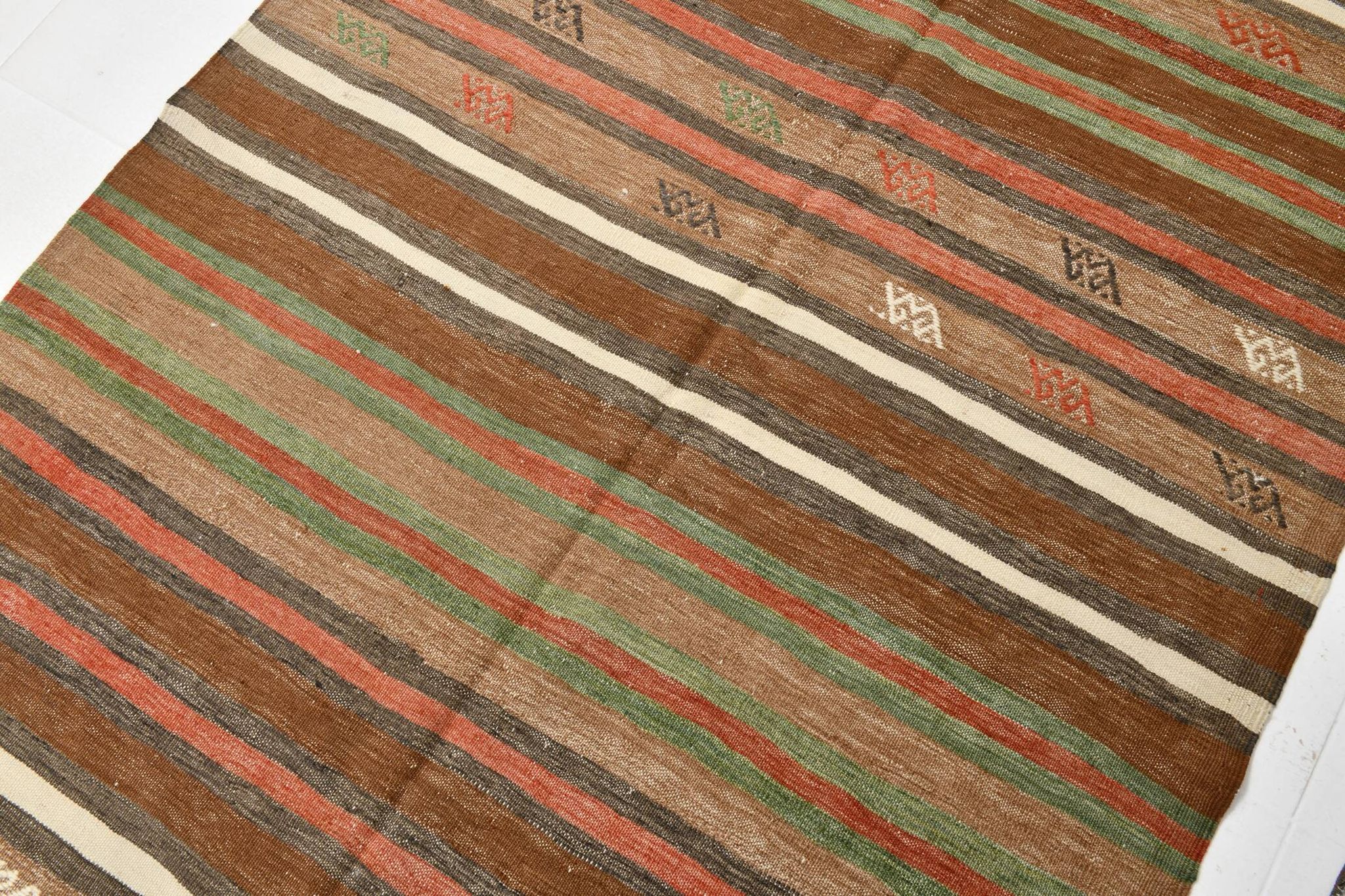 Tapis Kilim Vintage – Rayures Naturelles aux Tons Terreux, 136x195 Cm
