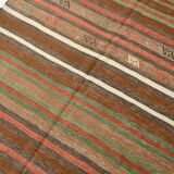 Tapis Kilim Vintage – Rayures Naturelles aux Tons Terreux, 136x195 Cm