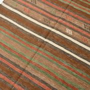 Tapis Kilim Vintage – Rayures Naturelles aux Tons Terreux, 136x195 Cm