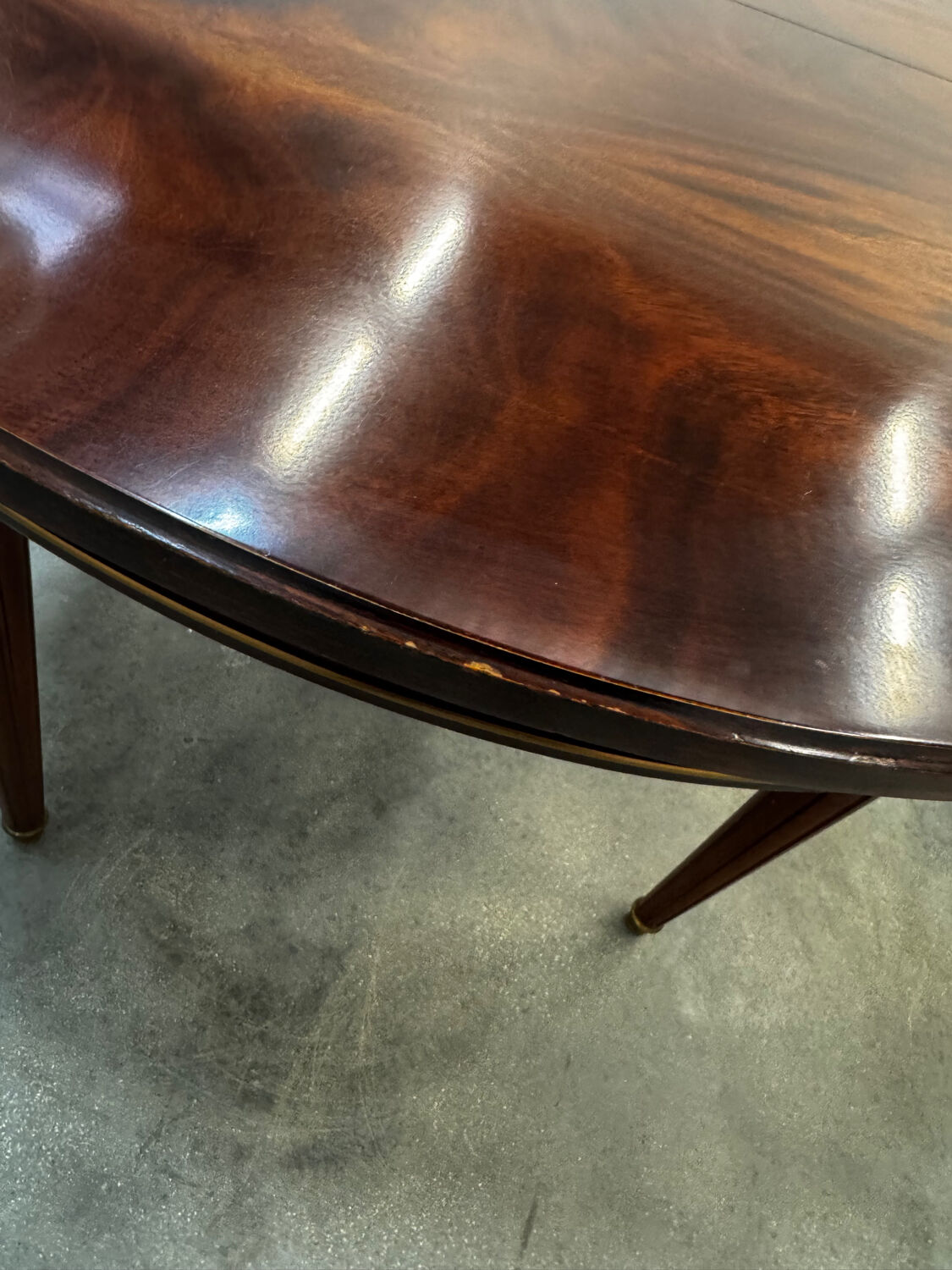 Extendable mahogany round table in Louis XVI style