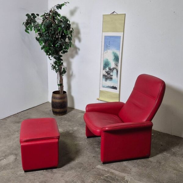 Desede DS50 avec pouf en cuir rouge, Suisse années 1980.