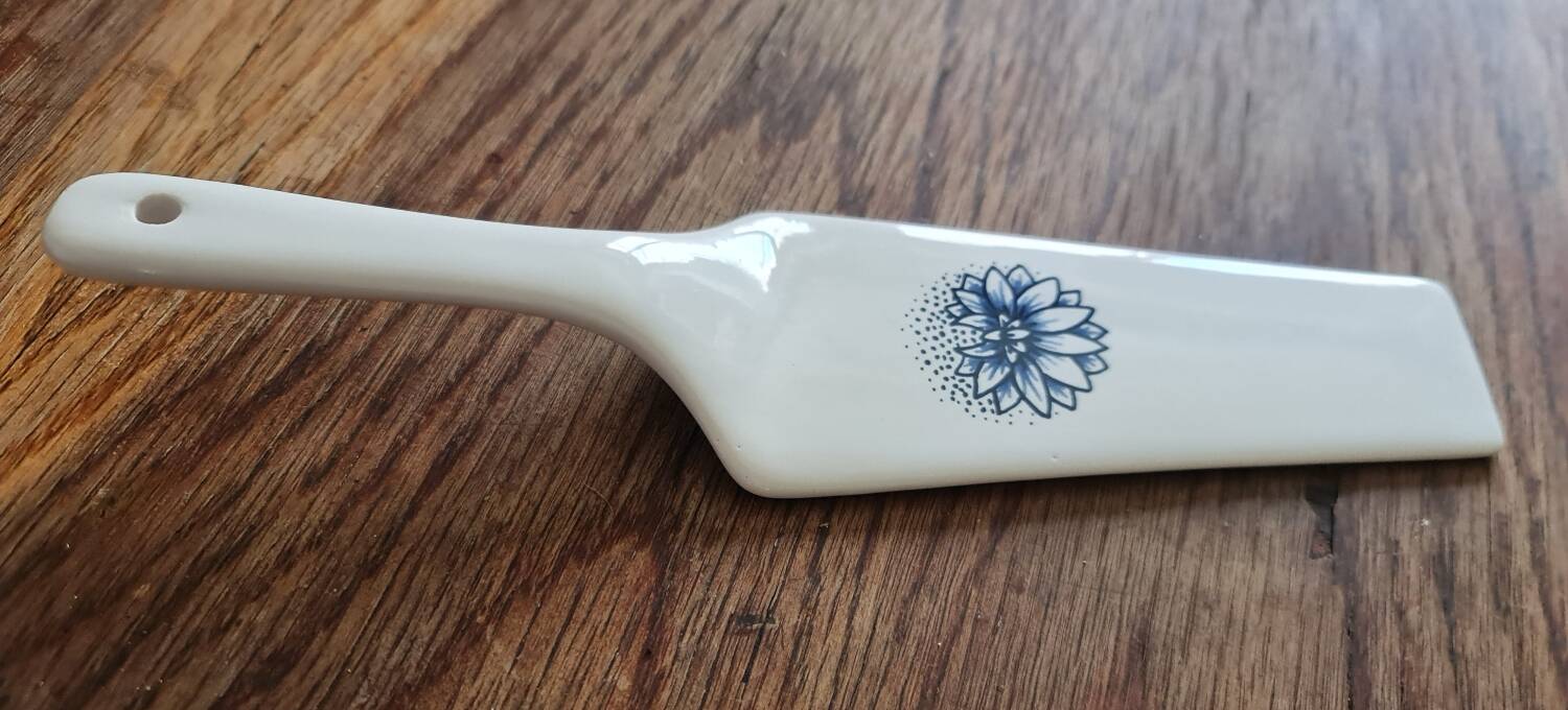 Serving dish with its shovel