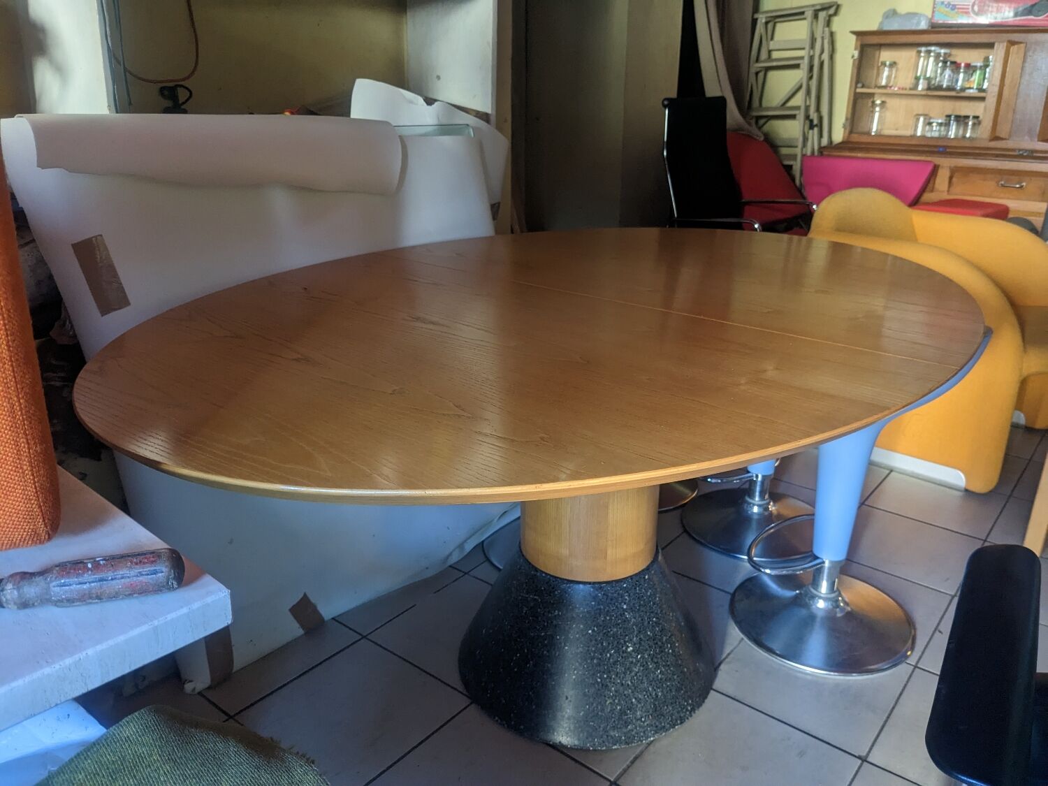 Extendable oval table by Arnold Merckx for Arco 90s