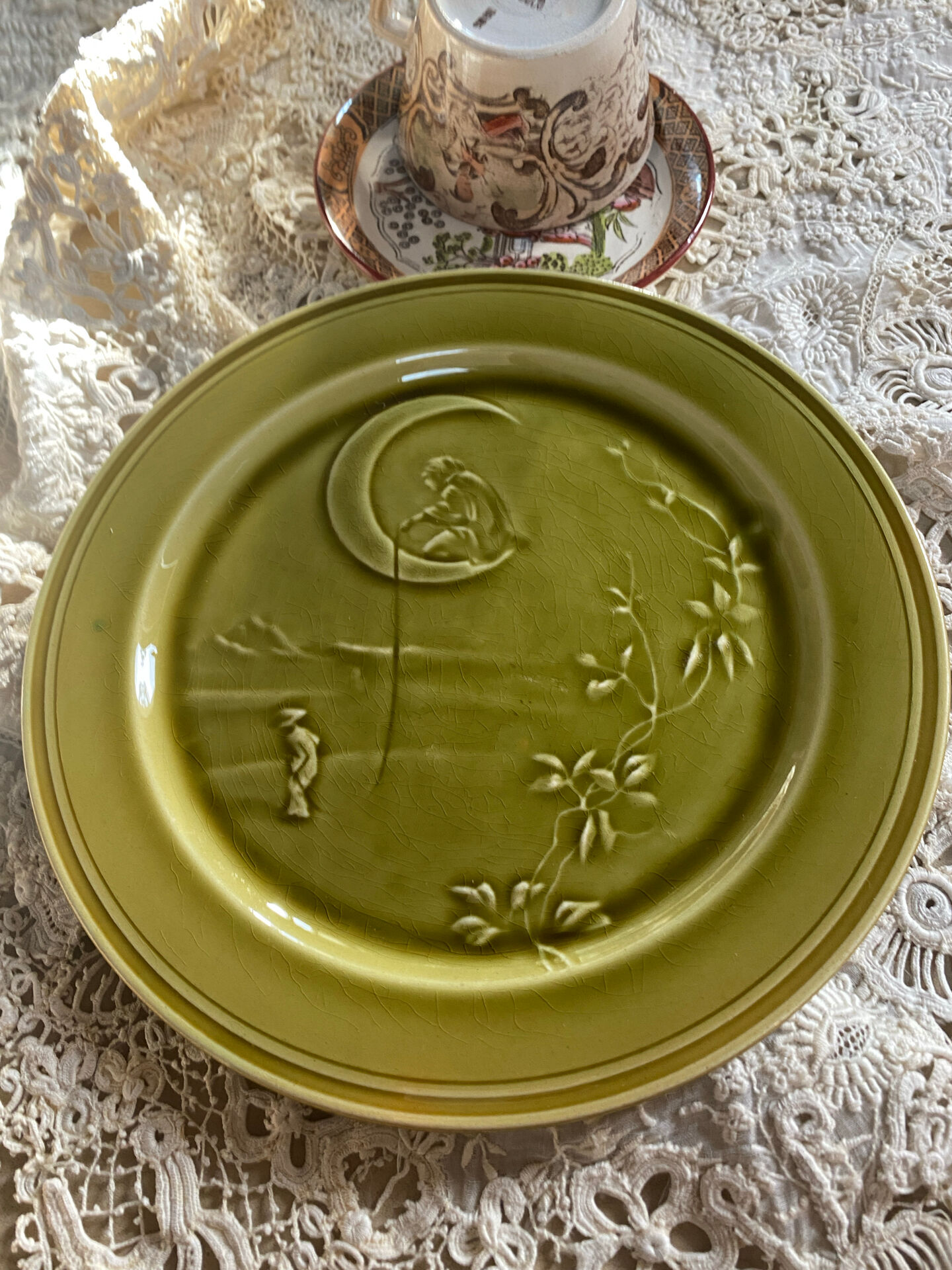 Flat plate in majolica HB Choisy le Roi