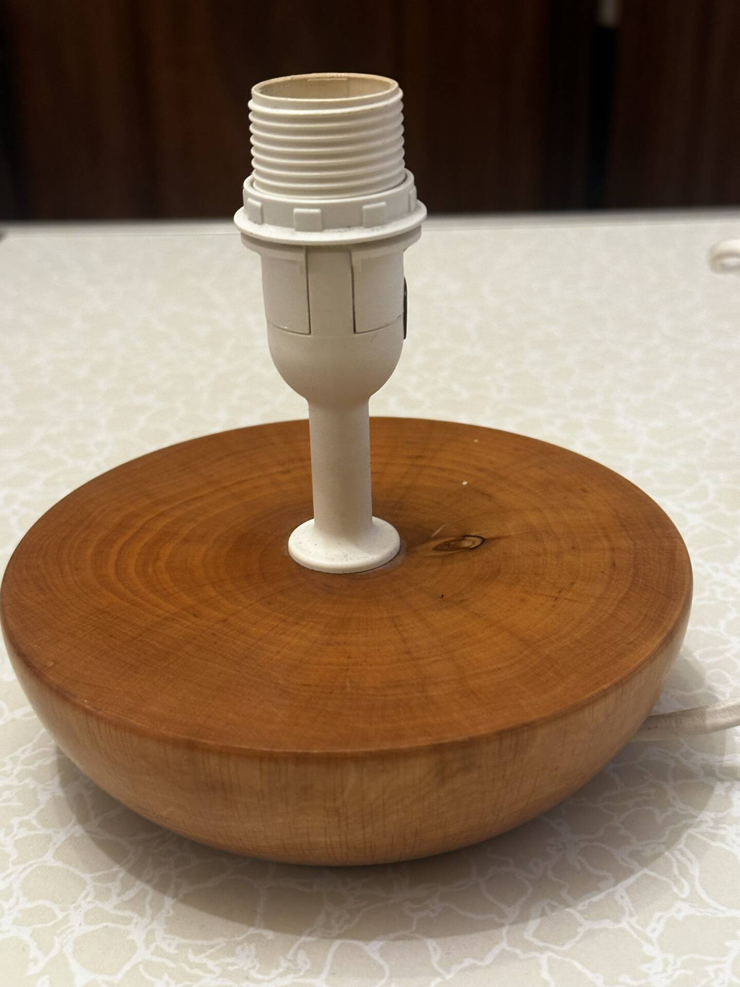 Petite lampe de table en bois massif tourné – années 80