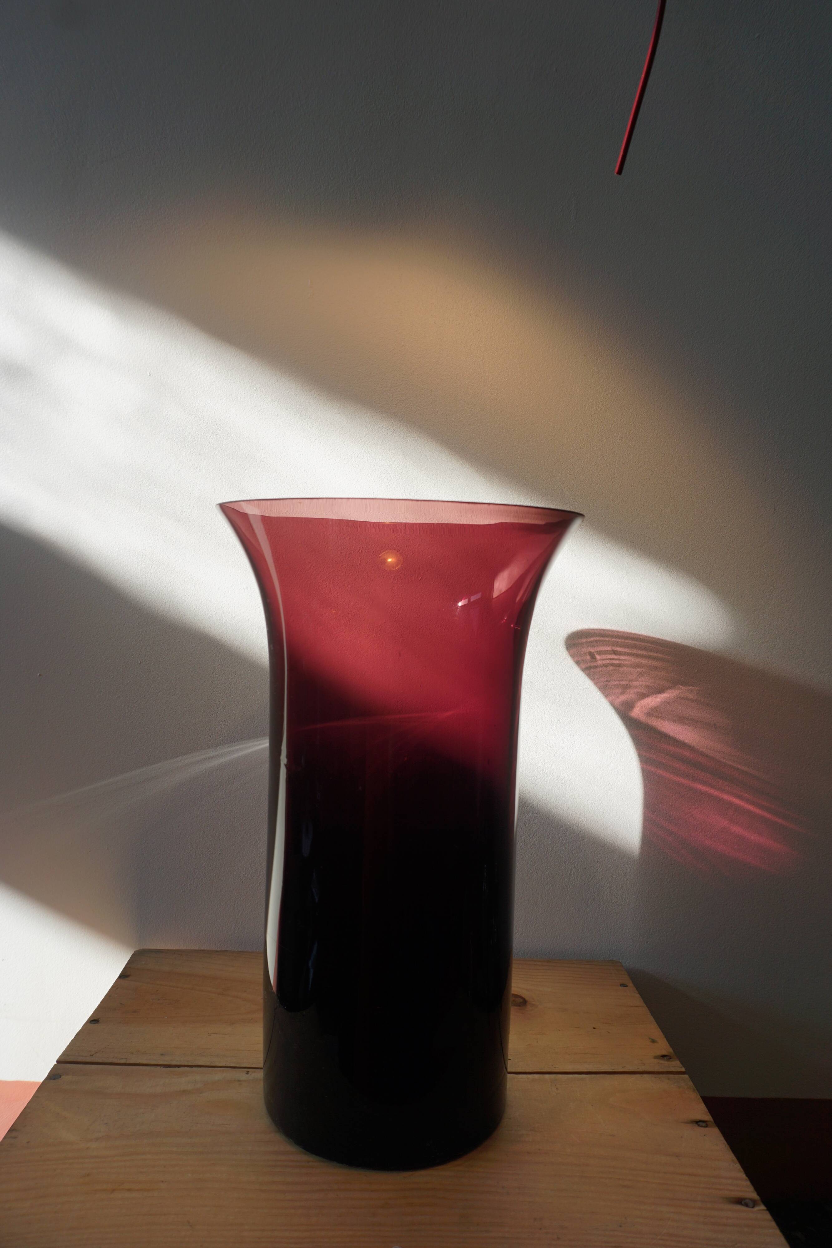 Vase violet en verre soufflé