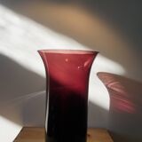 Vase violet en verre soufflé