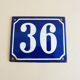 Plaque d’immatriculation de la vieille maison en bleu blanc, panneau en émail numéro 36