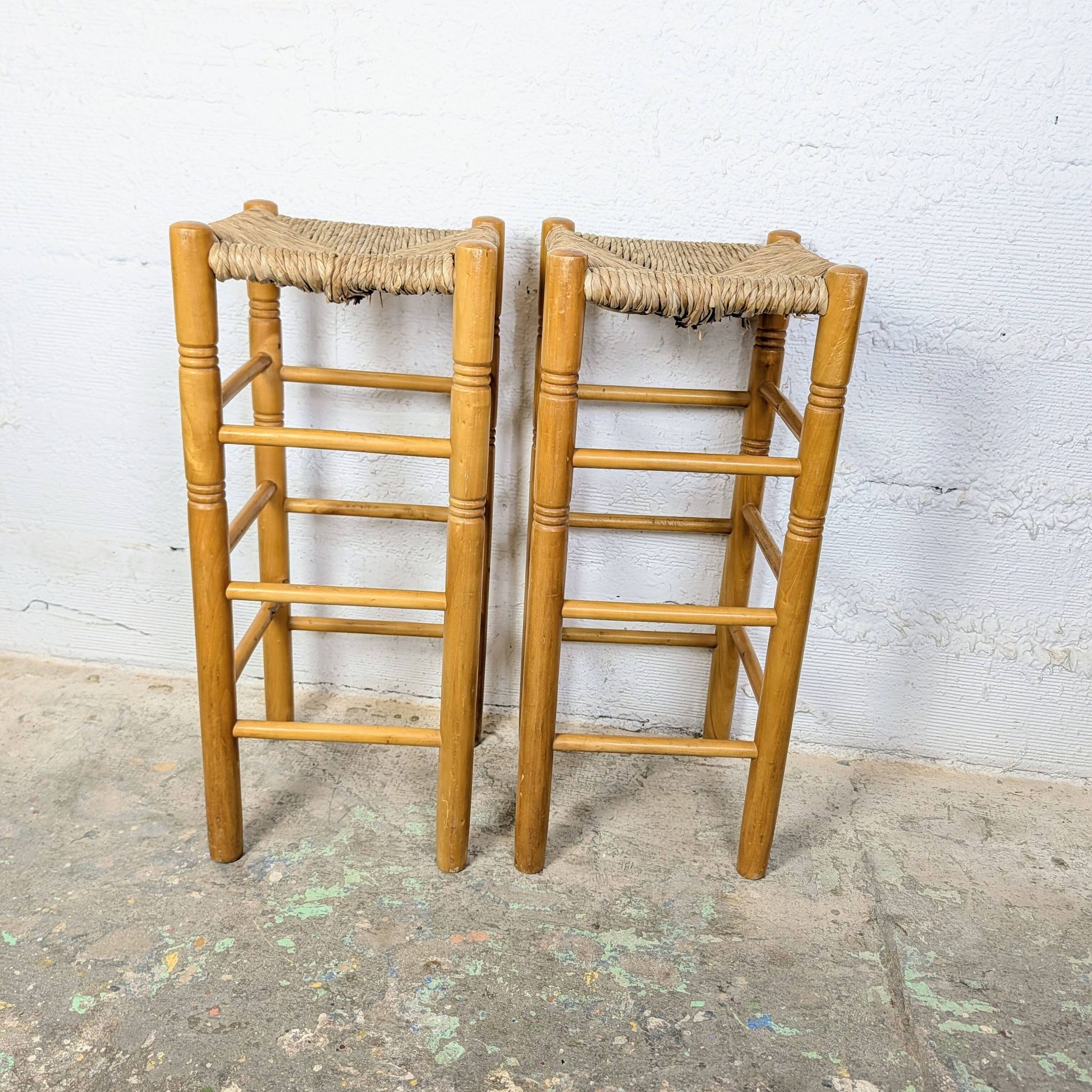 Paire de tabourets hauts en bois & paille