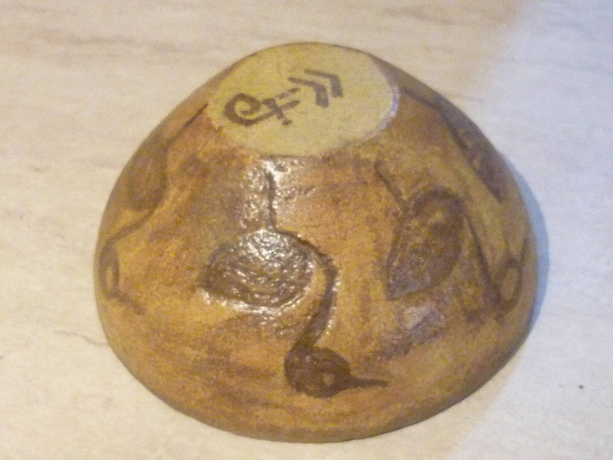 Chamotte clay bowl with bird decoration