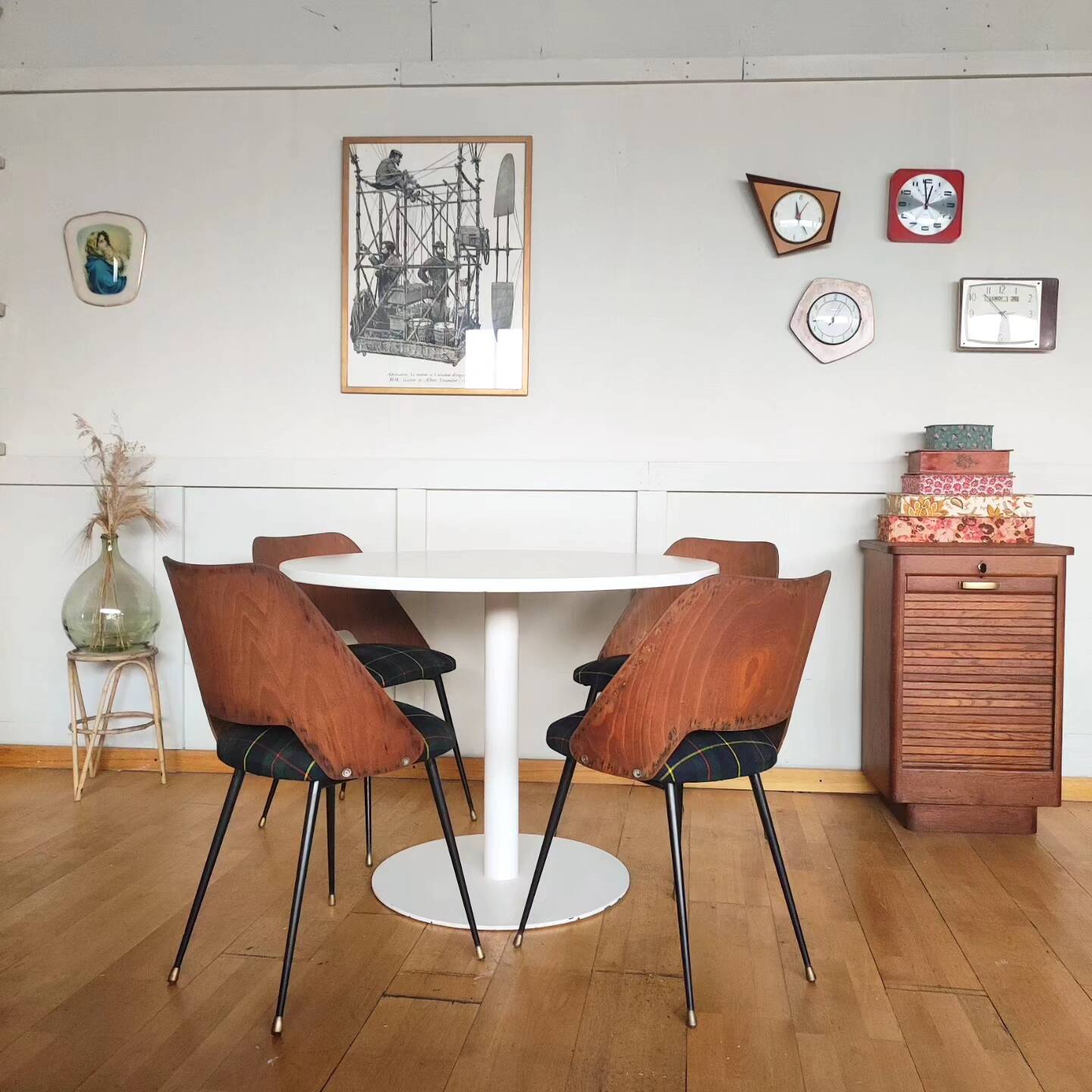 Round tulip table central foot