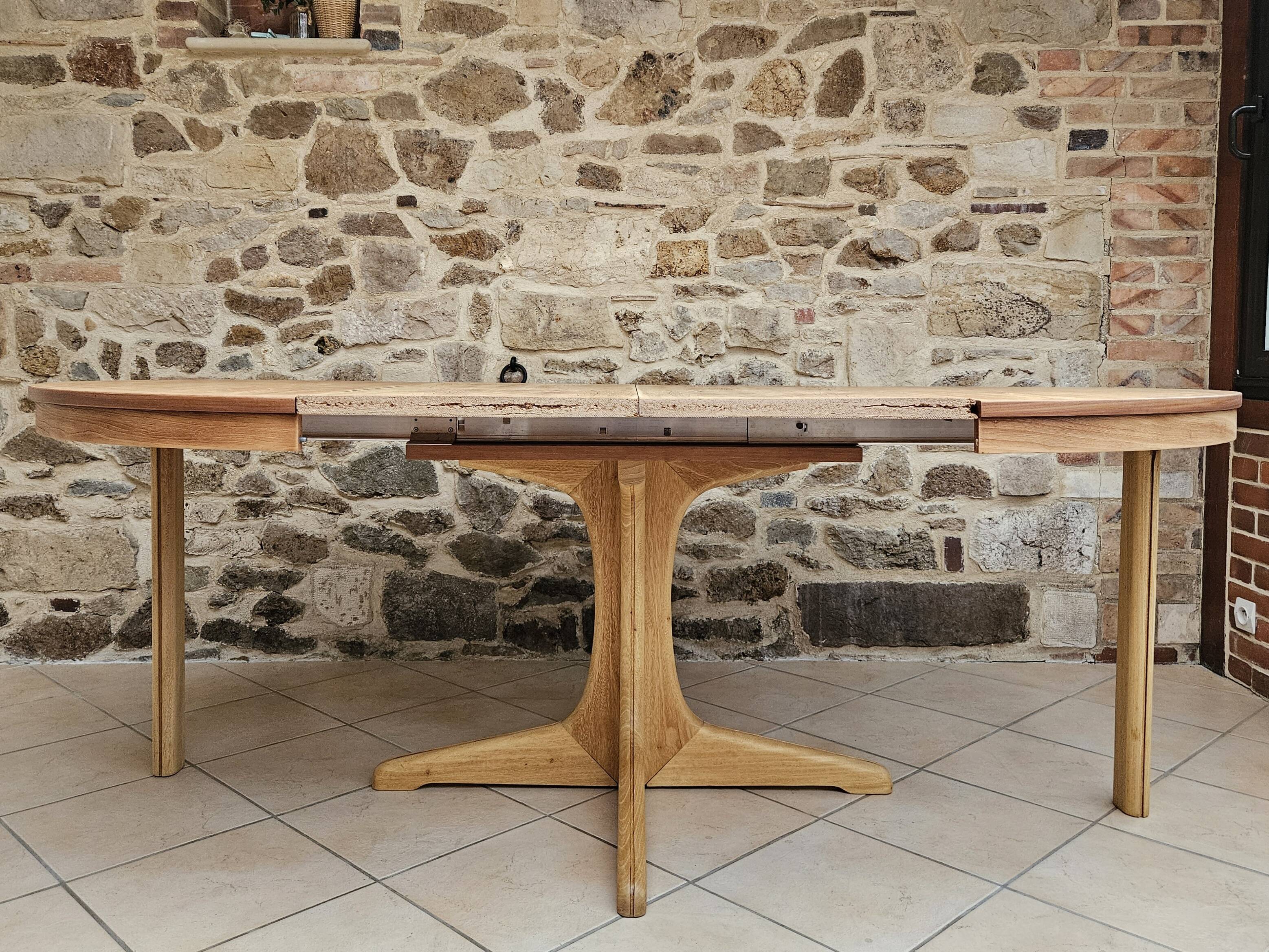 Baumann style round table