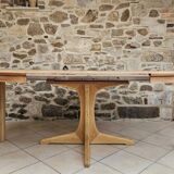 Baumann style round table