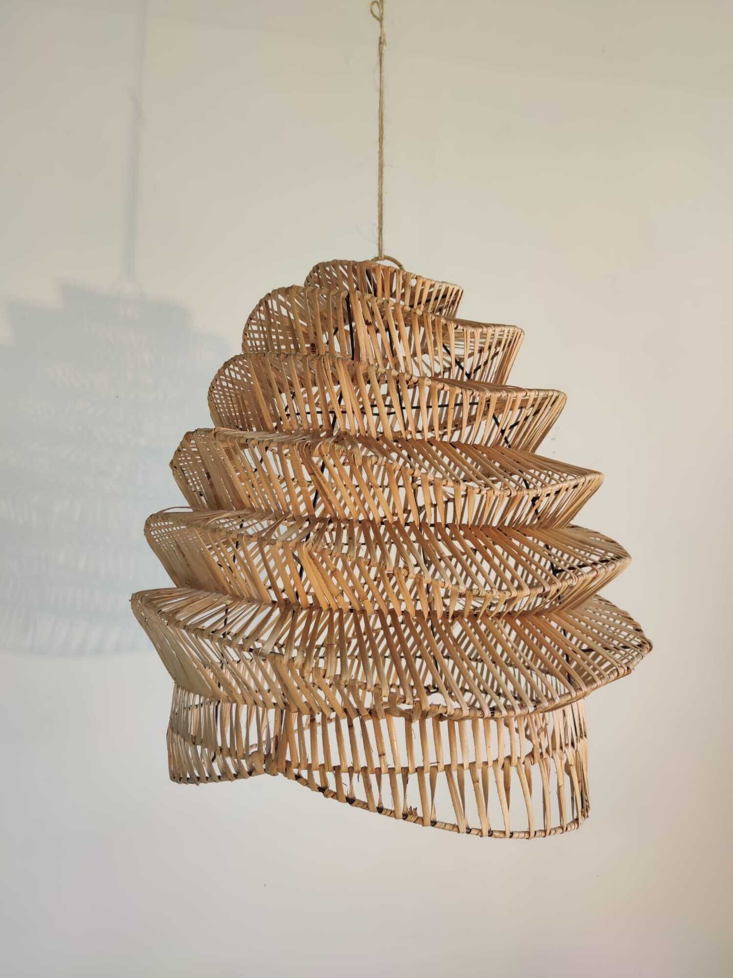 Braided rattan suspension in the shape of a natural accordion