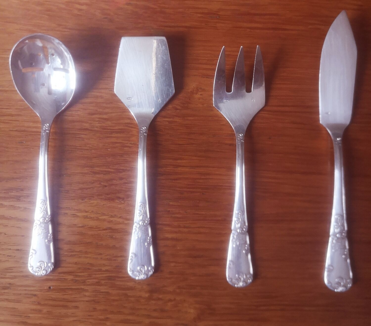 Silver-plated metal cutlery set