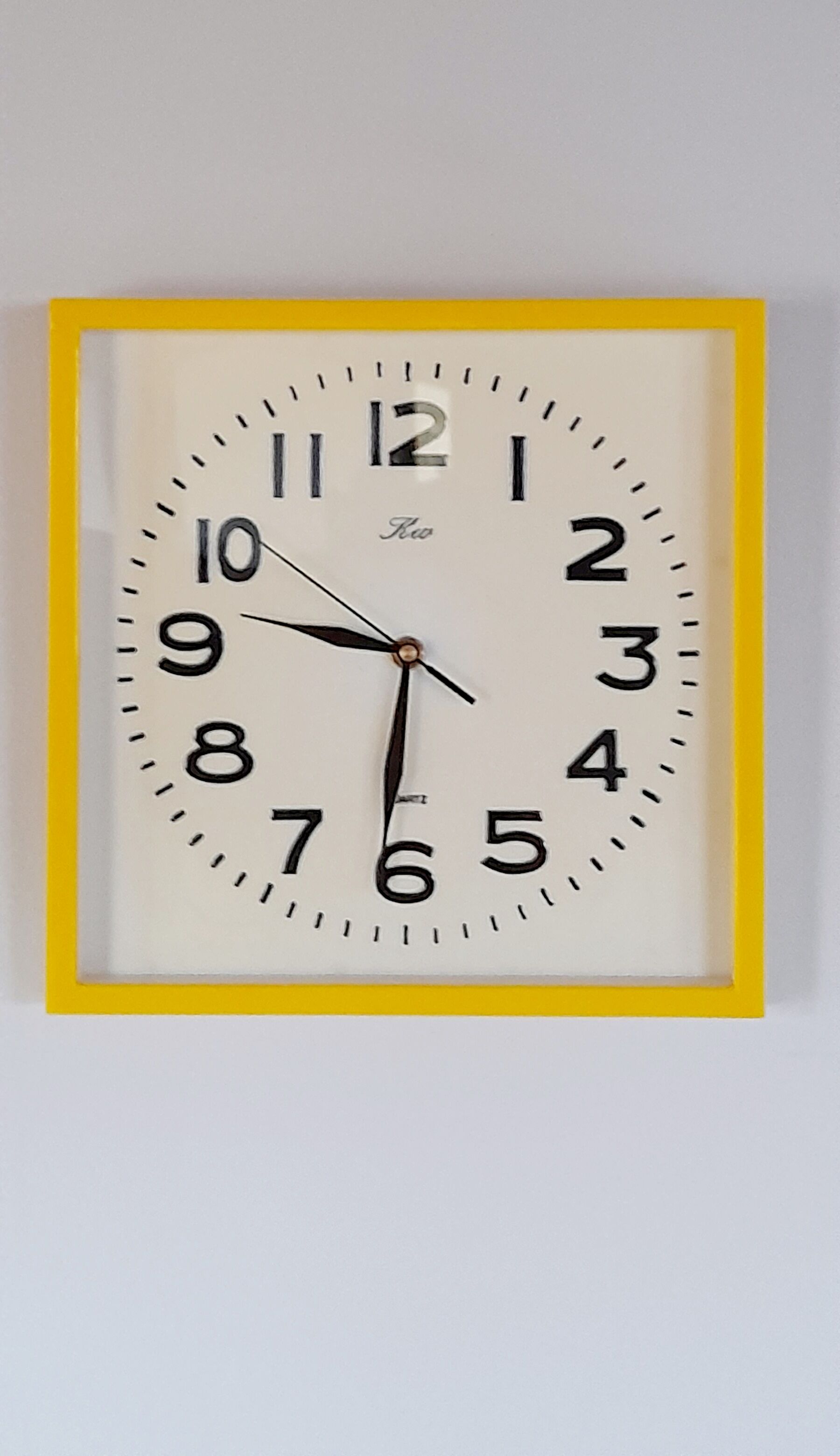 Vintage yellow plastic clock 70s