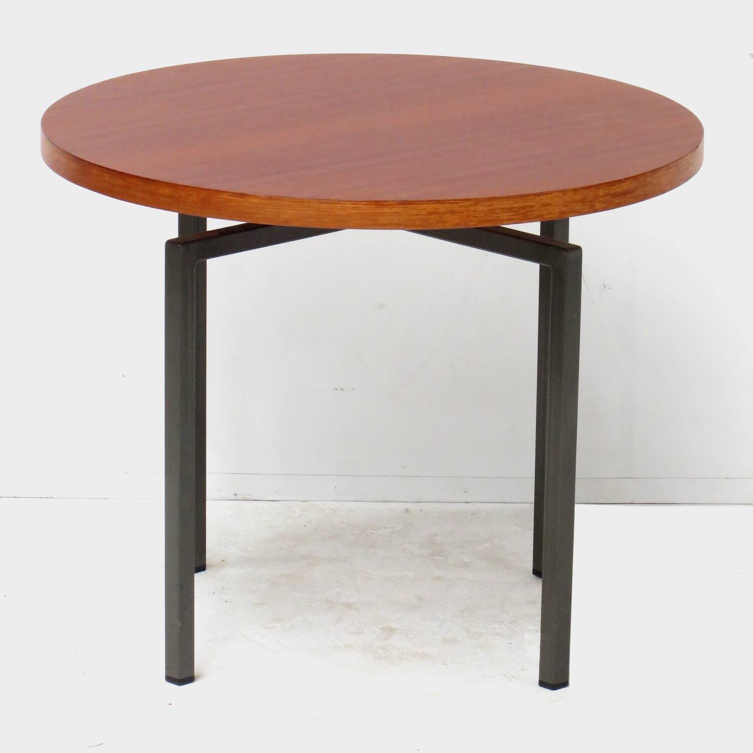 Vintage mid century round side table / coffee table by Kuperus, 1960s