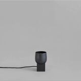 Lampe de table pivotante, projecteur en métal bronze patiné, œuvre contemporaine.