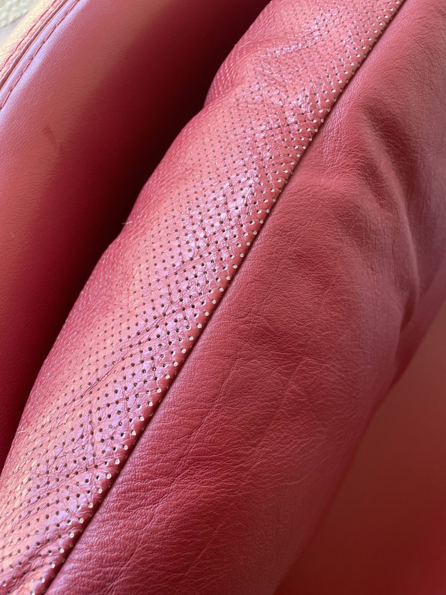 Fauteuil Curl en cuir rouge par Roche Bobois