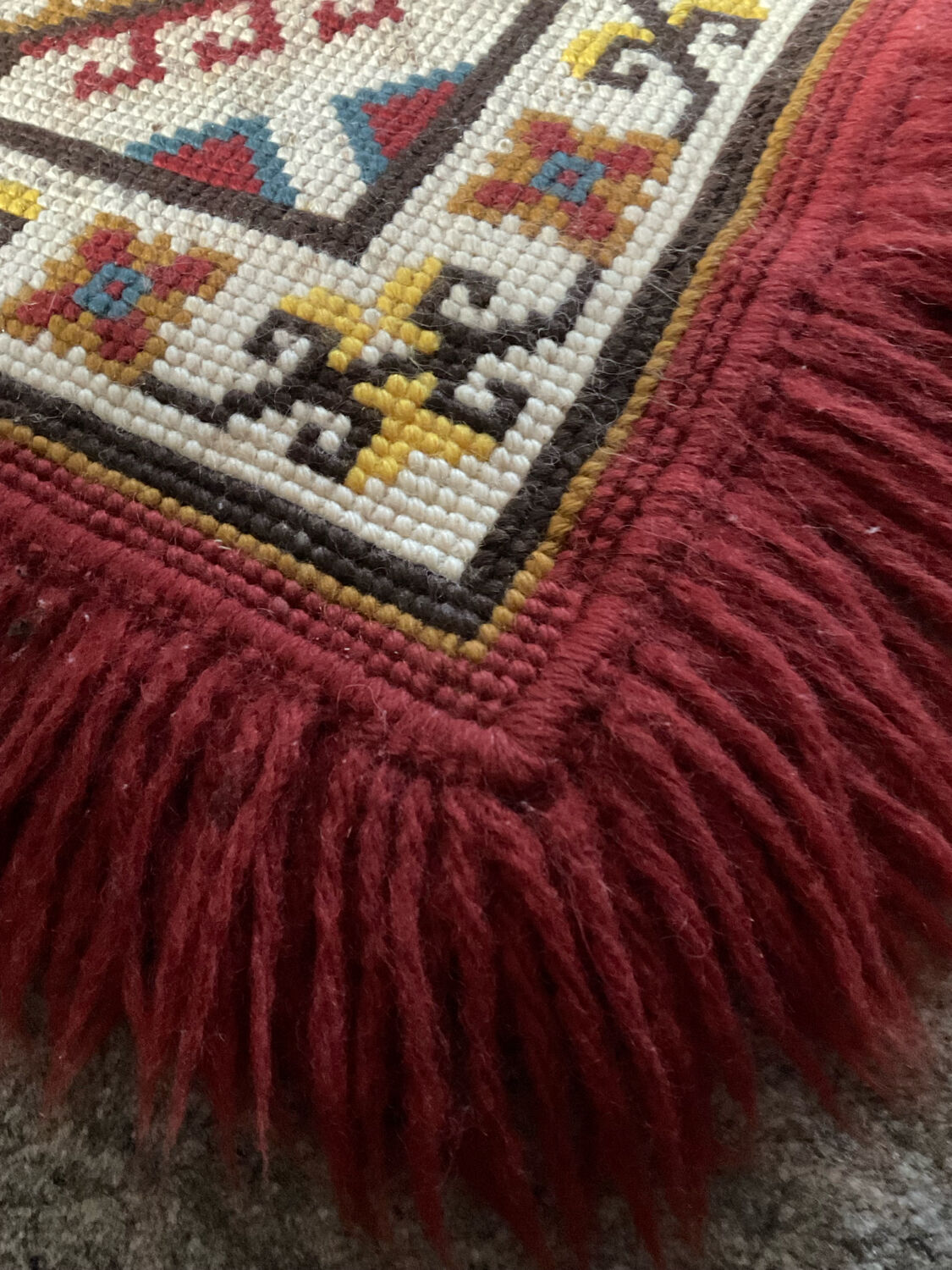 Tapis vintage en laine et frange