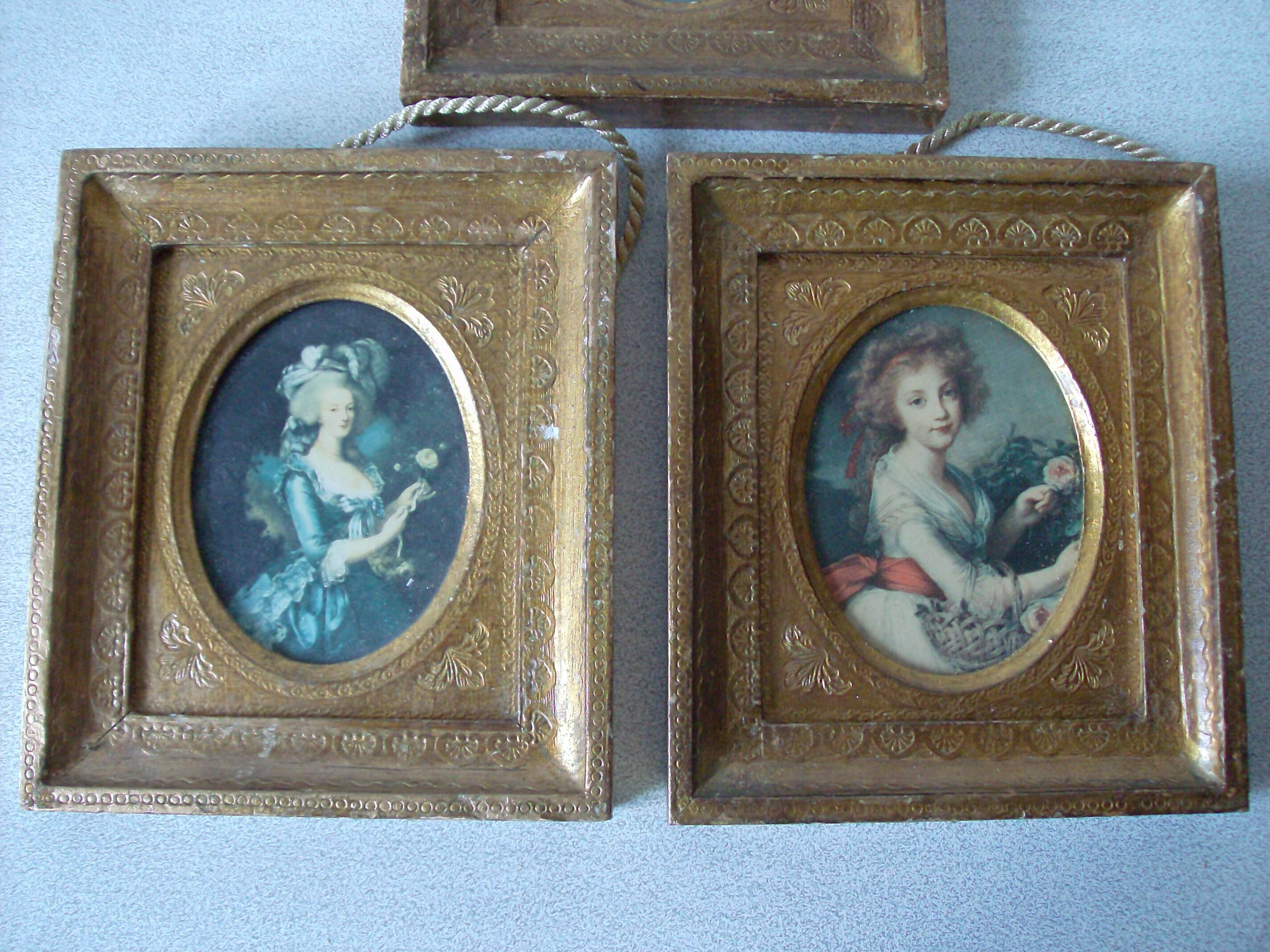 Set of 3 old frames in gilded wood and glass oval image medallion in the center