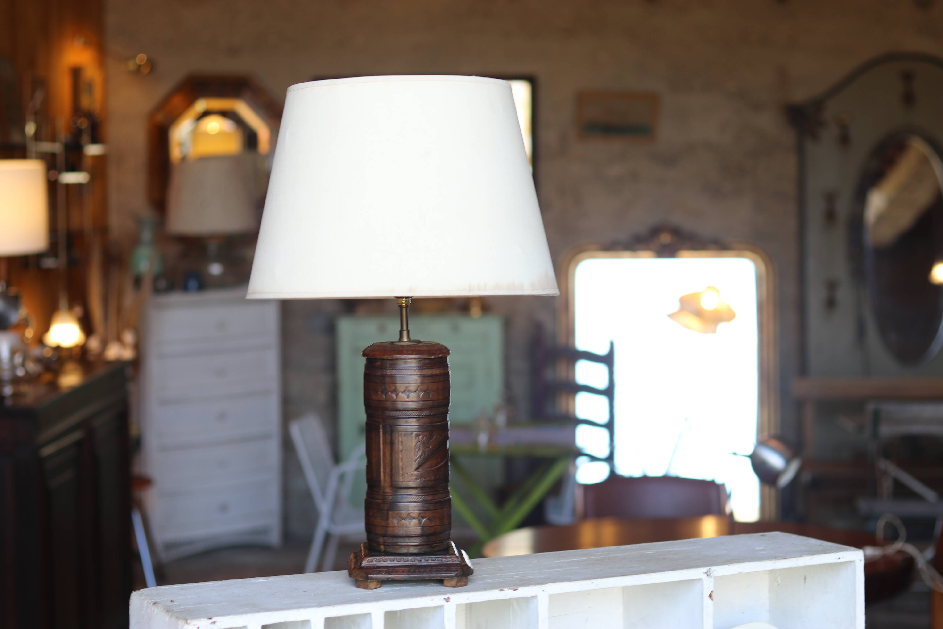 Pied de lampe touareg en cuir repoussé, 1960