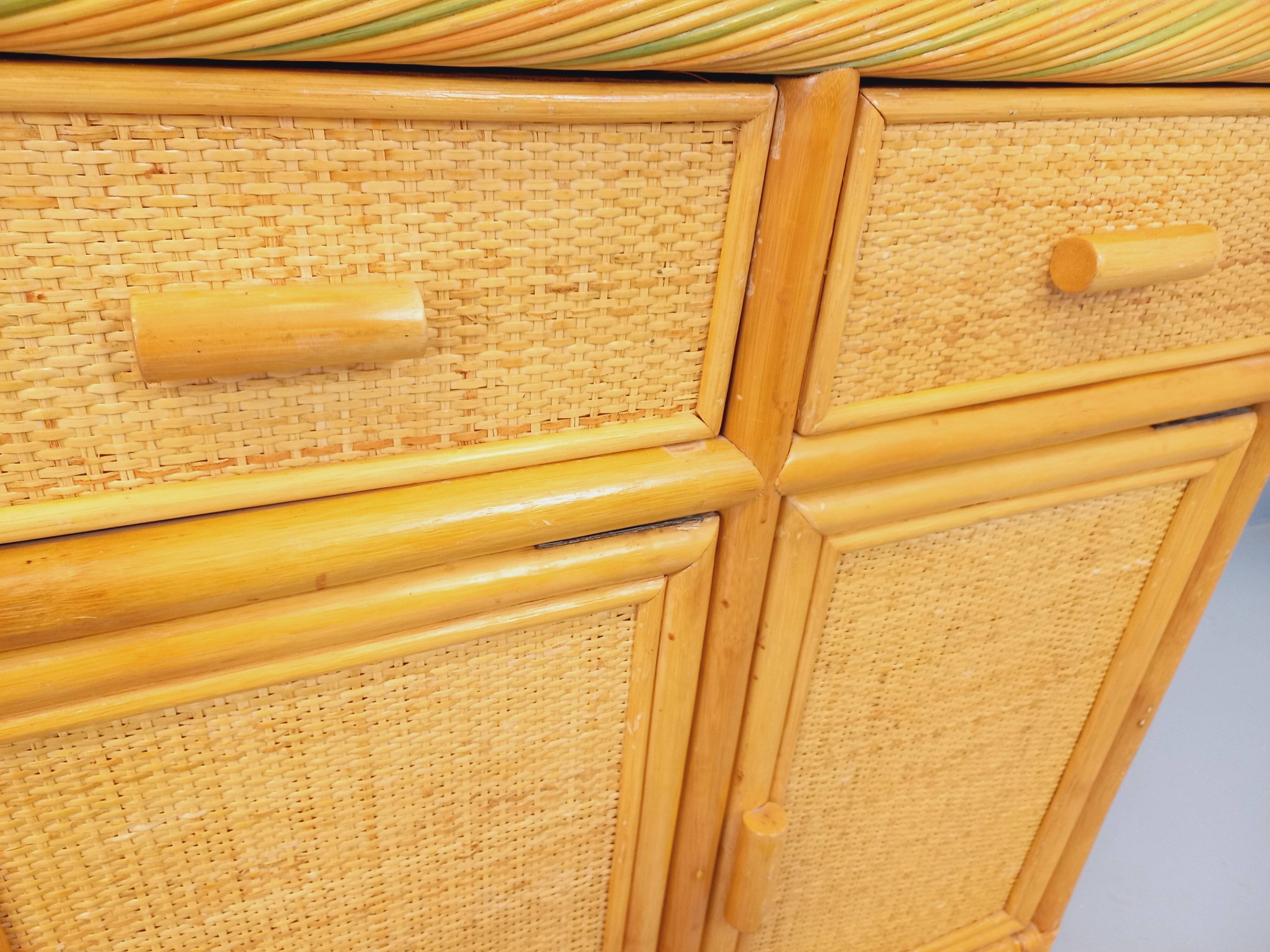 Vintage storage unit in rattan and woven rattan from the 1970s.