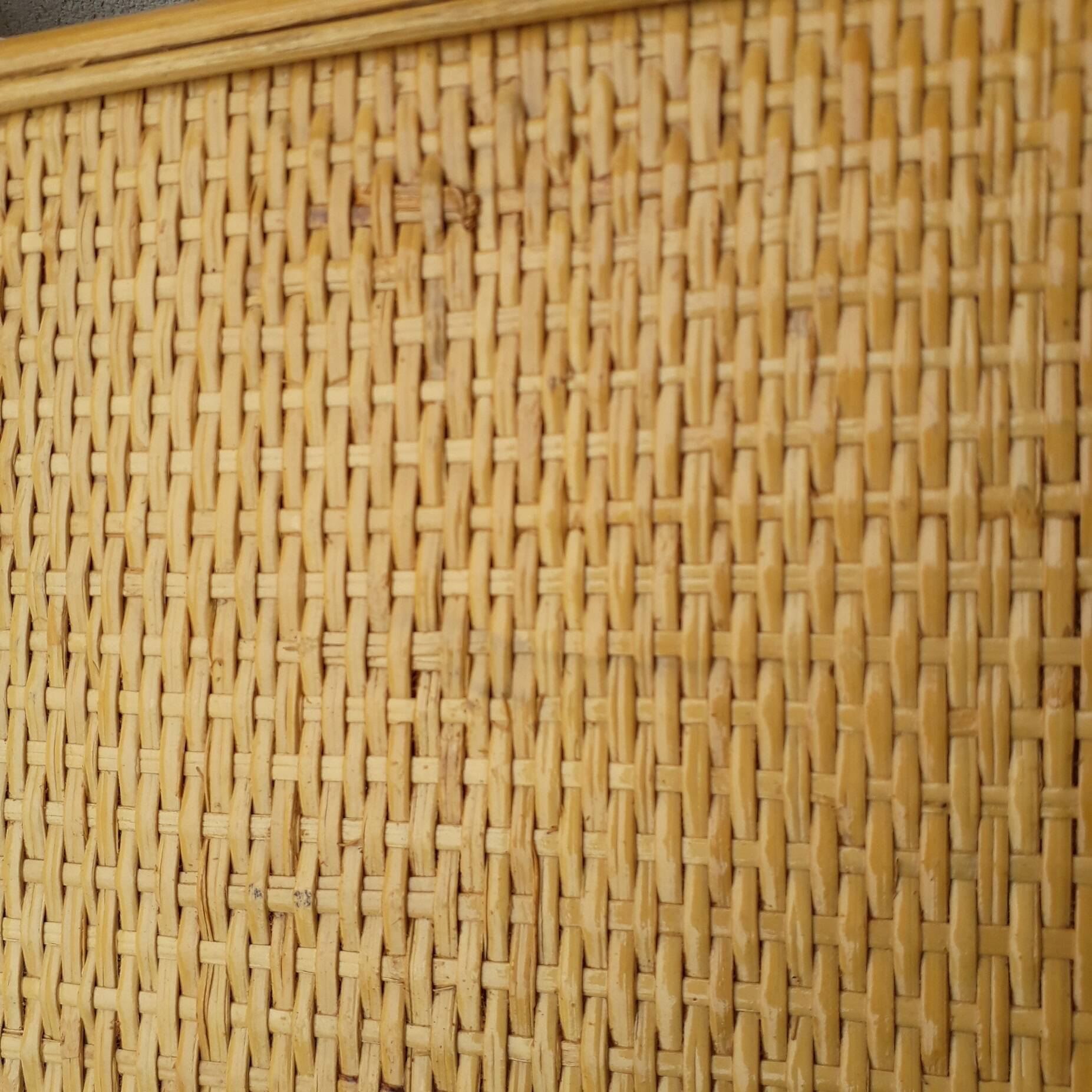 Corner shelf in rattan