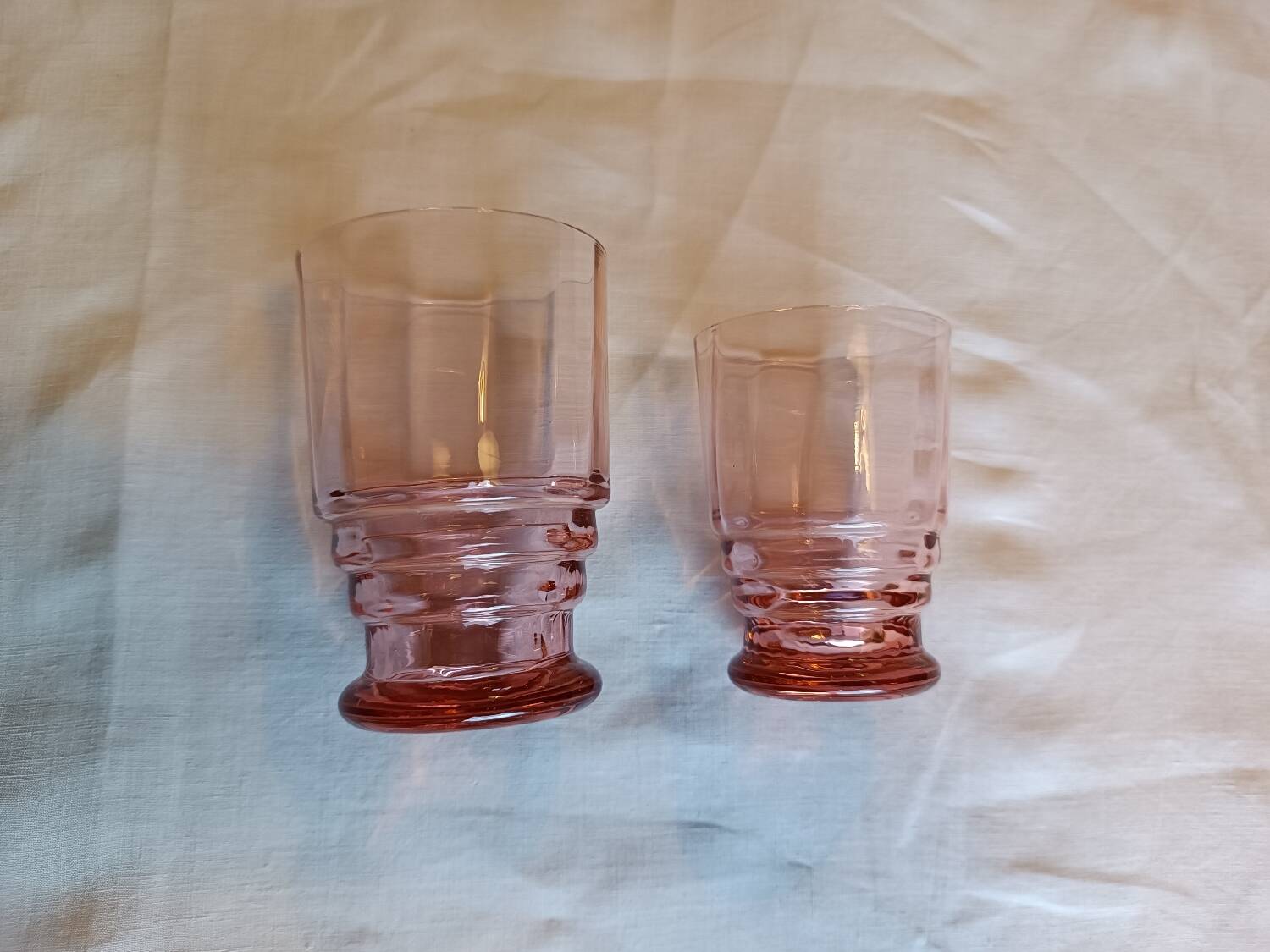Art Deco glassware set in pink glass, 22 pieces