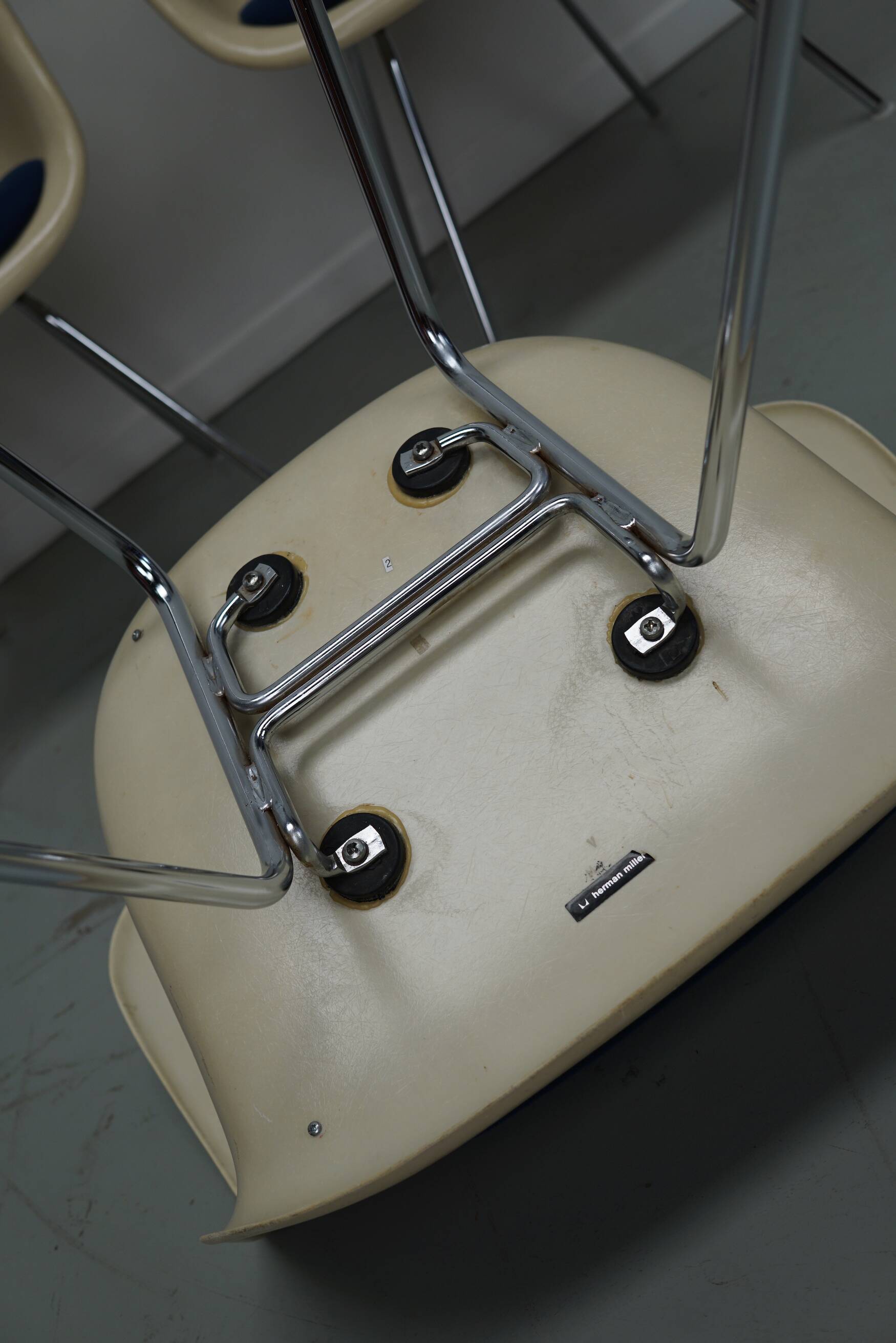 Set of Three Parchment Fiberglass DAX Armhairs Eames for Herman Miller / Vi