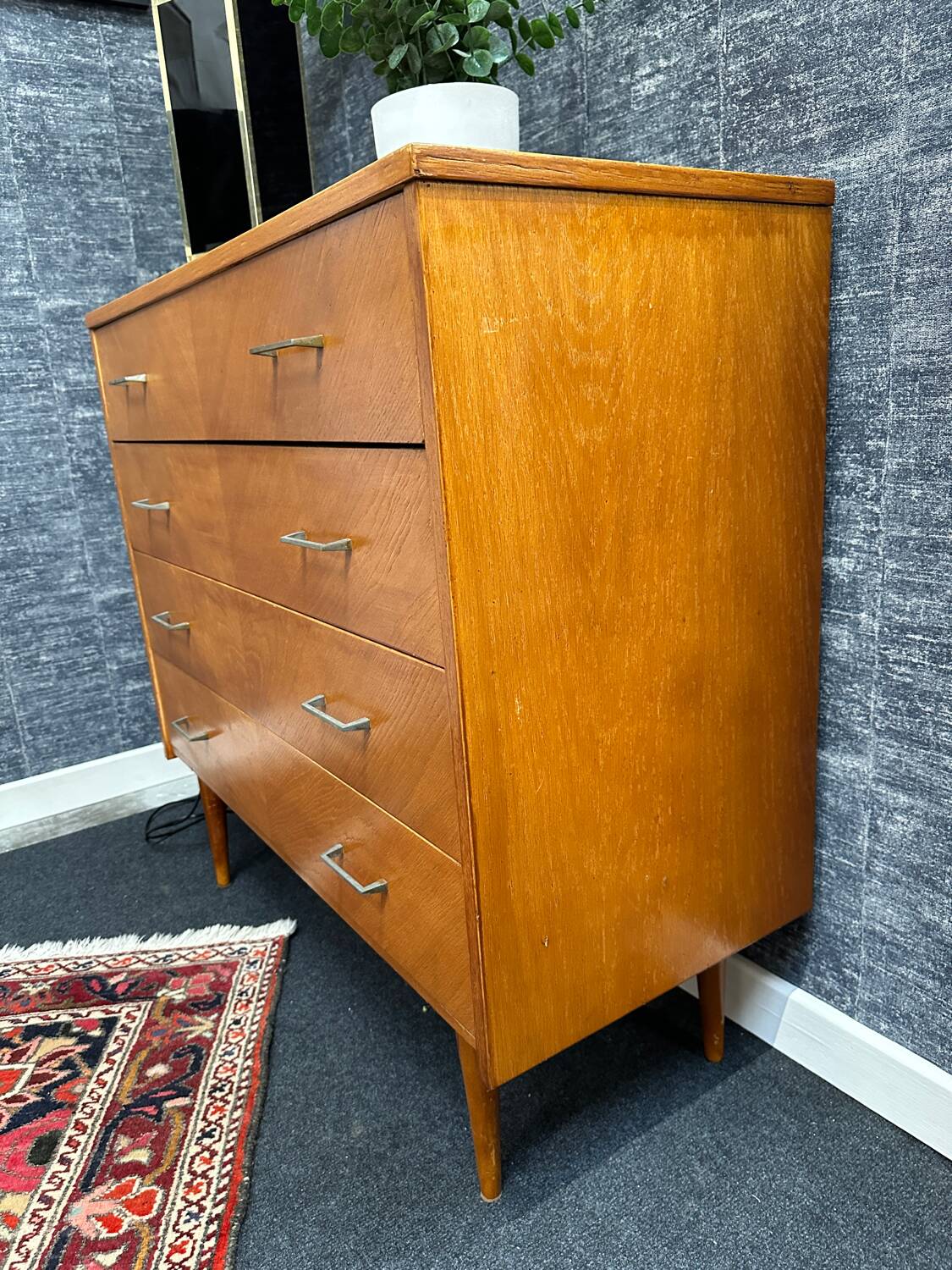 Commode vintage pieds fuseaux