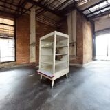 Comptoir de magasin en bois vintage, vitrine, étagère