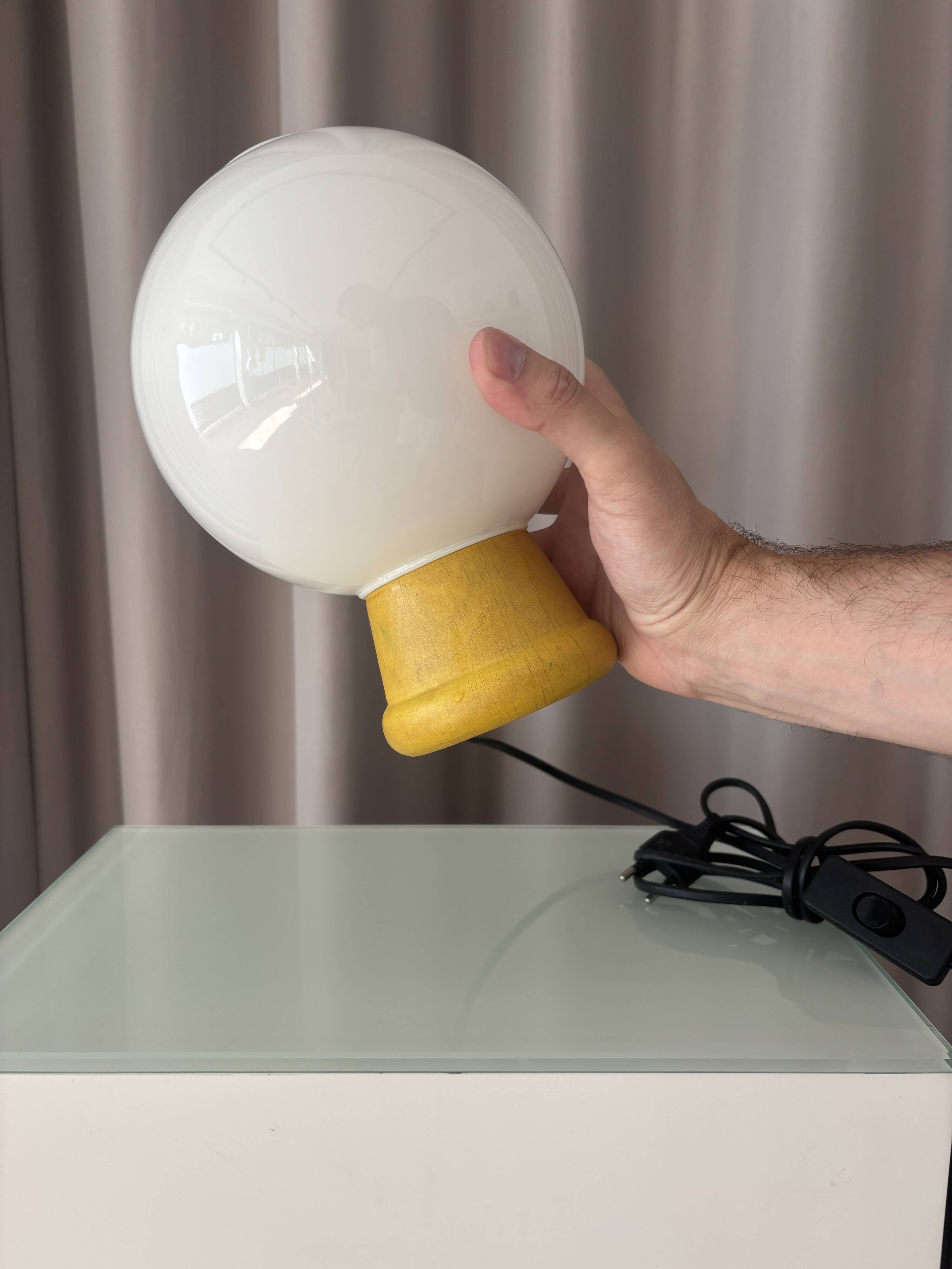 Lampe de table en verre opalin vintage avec base en bois