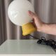 Lampe de table en verre opalin vintage avec base en bois