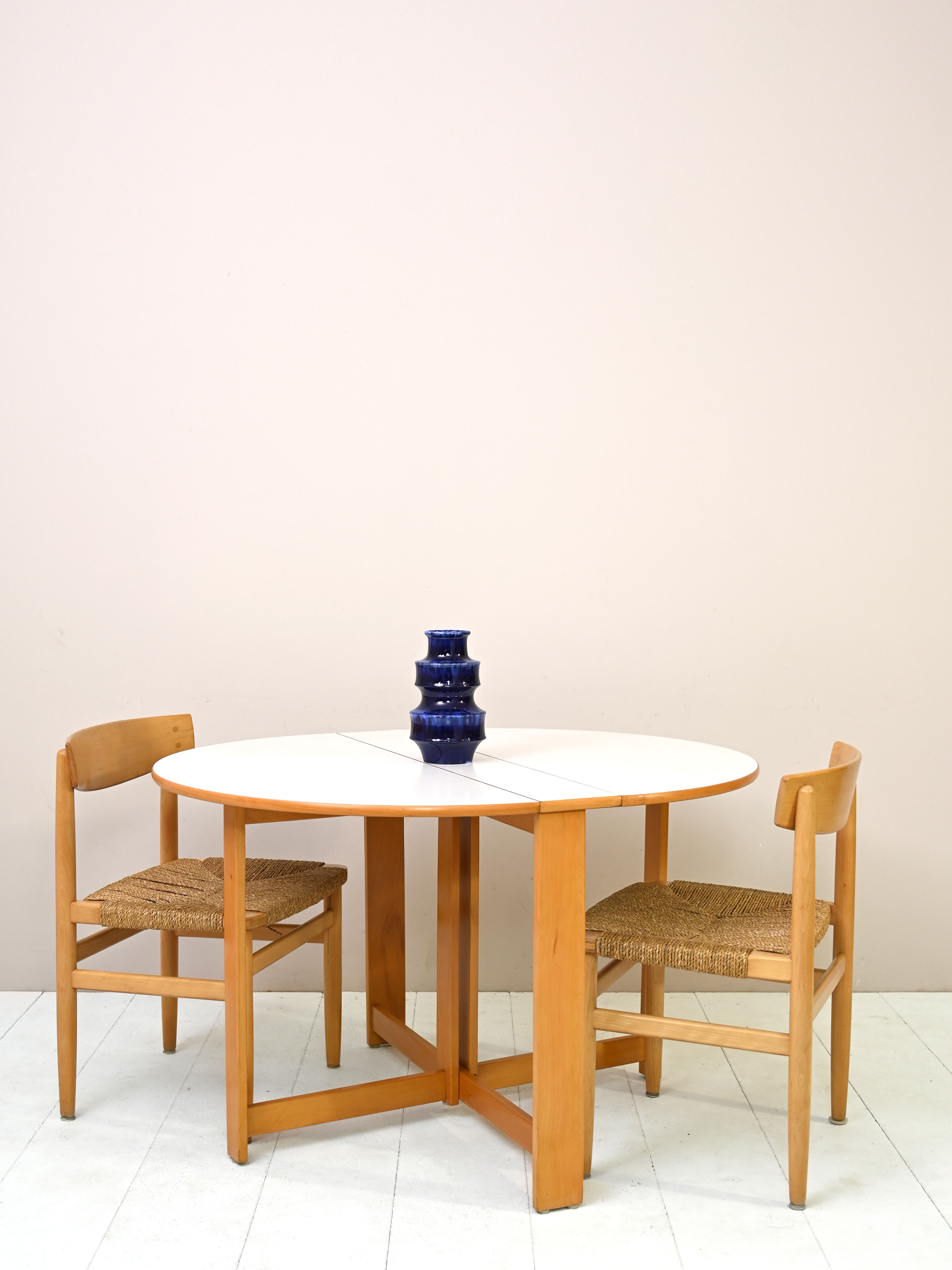 White round table with wings