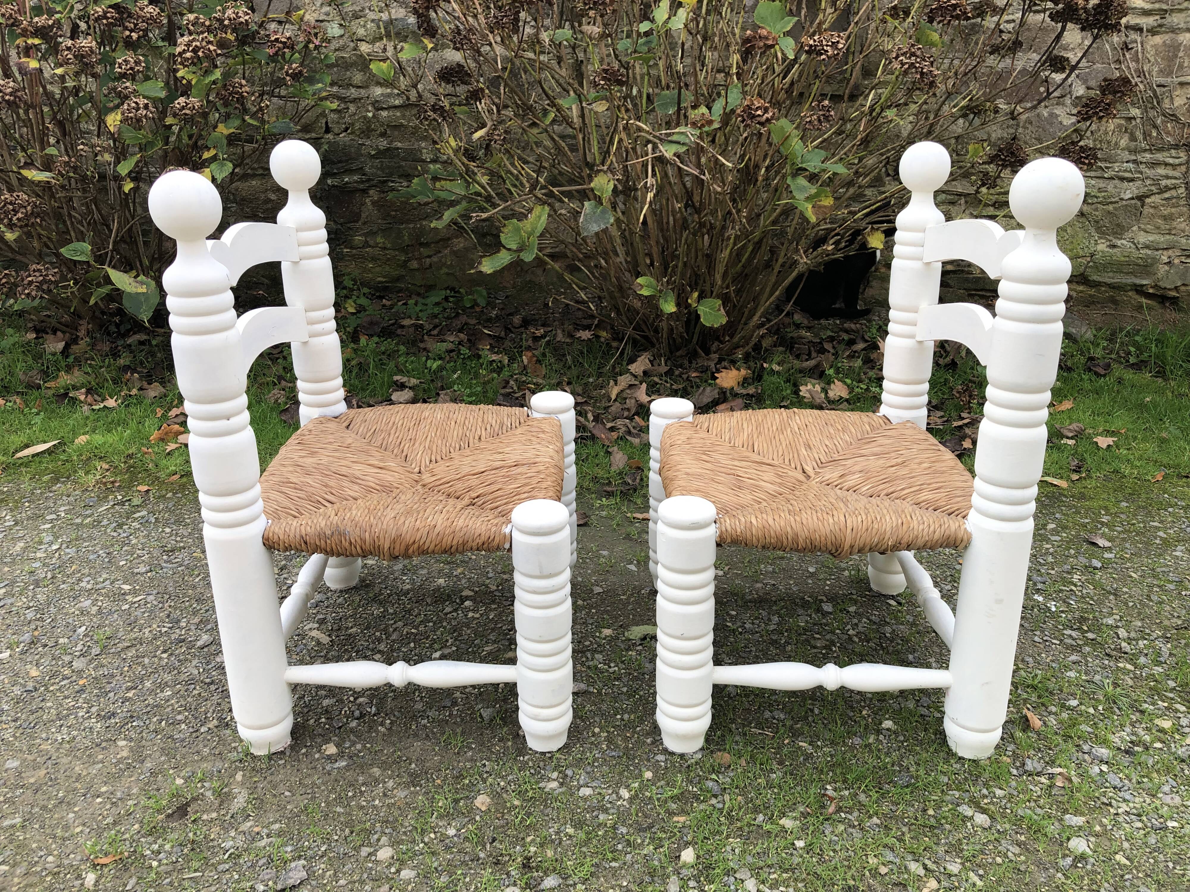 Duo de chaises vintage paillées par Charles Dudouyt.