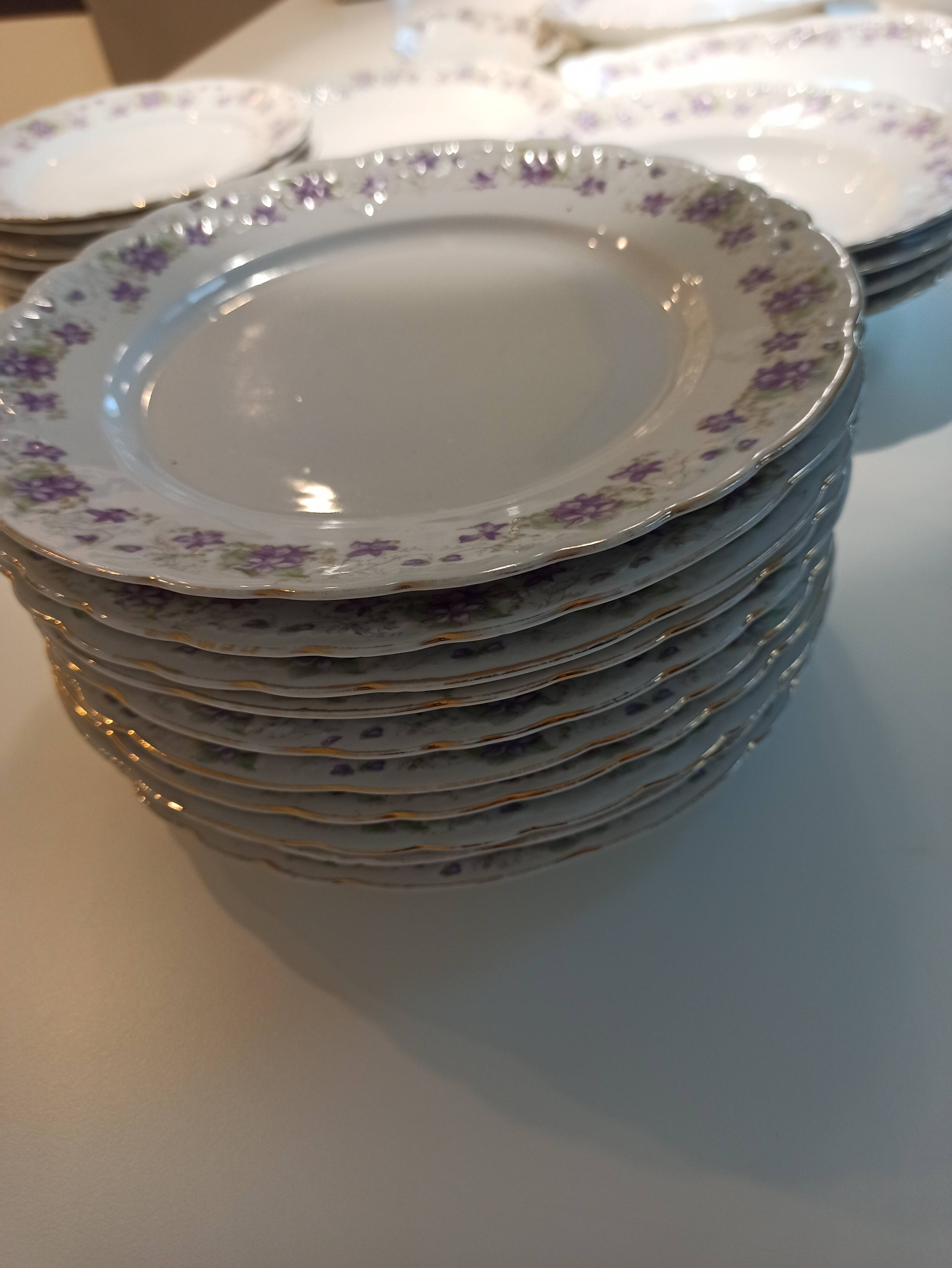 Table service 31 pieces in porcelain. Floral polychrome pattern