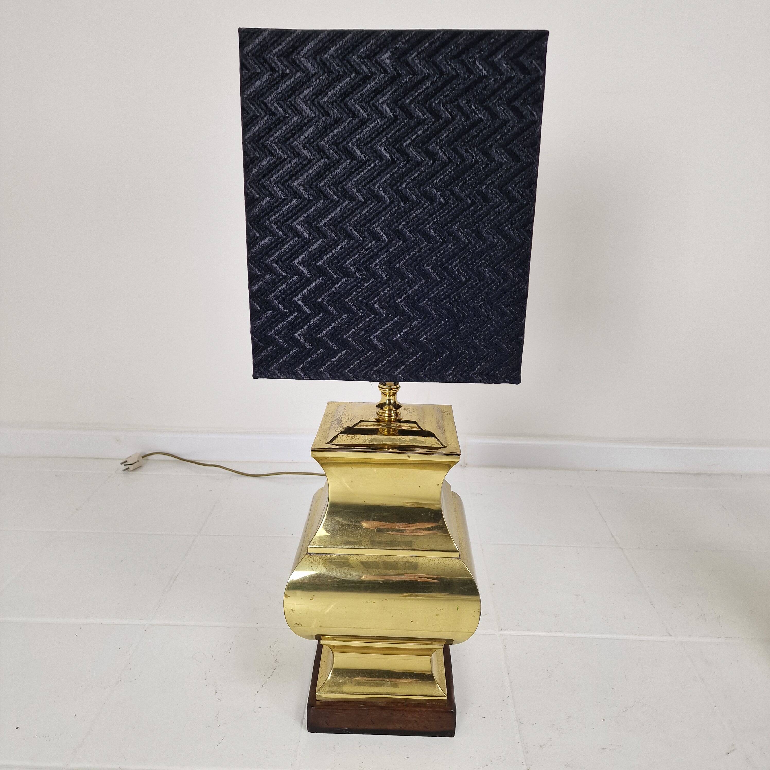 Paire de lampes de table de style Régence avec abat-jour noirs – Base en laiton et bois