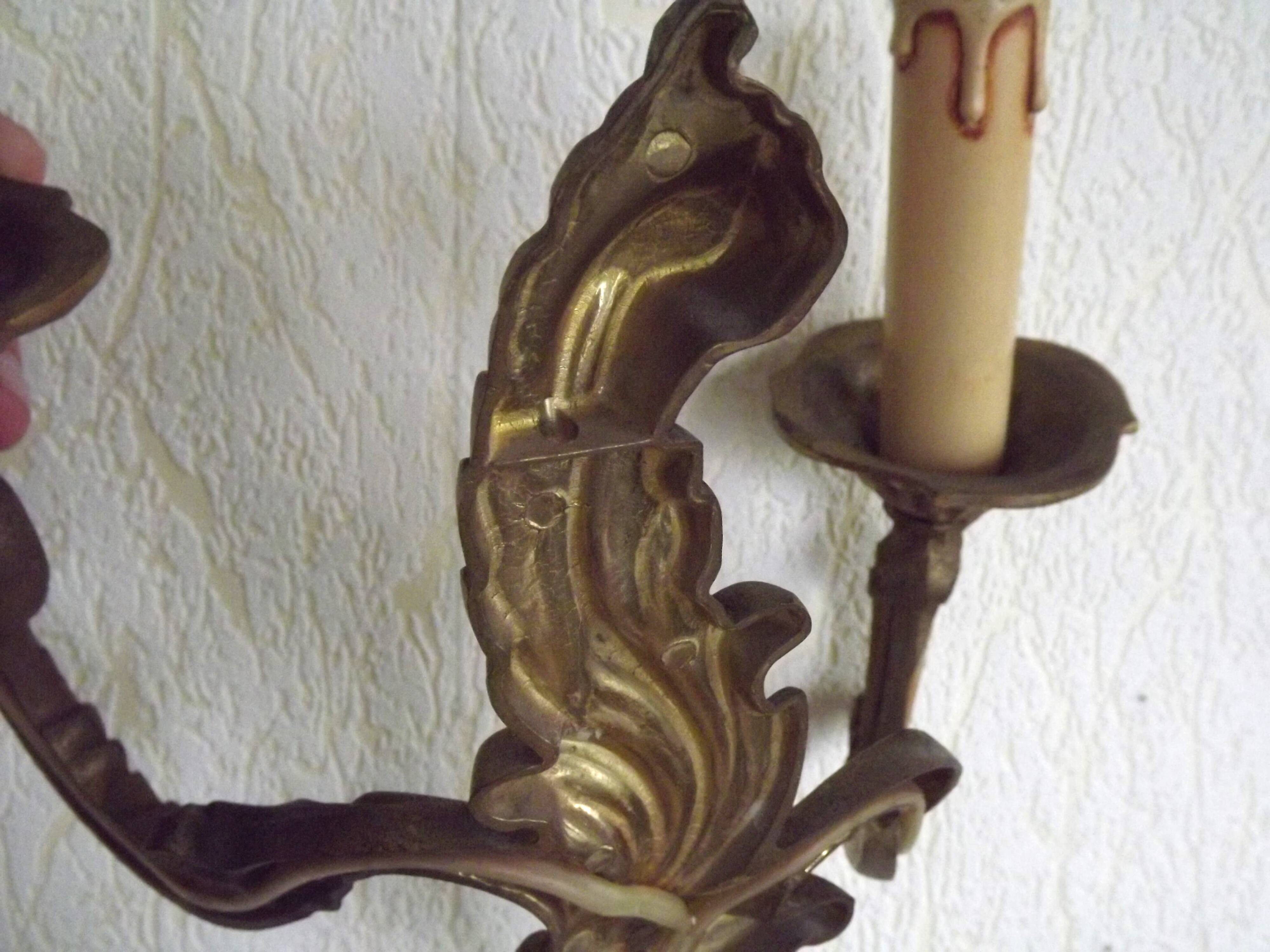 Vintage French bronze wall sconce with acanthus leaves and two light arms 51