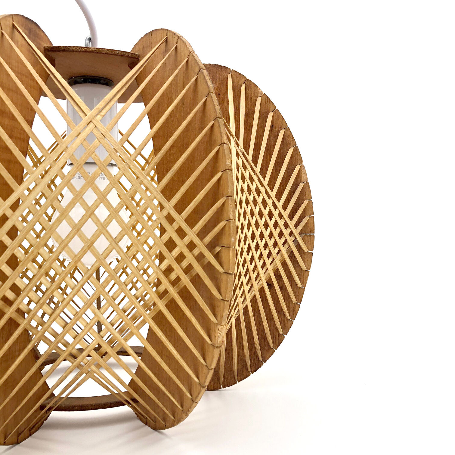 Scandinavian suspension of the 60s in raffia and wood