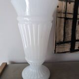 Vase ancien en opaline blanche